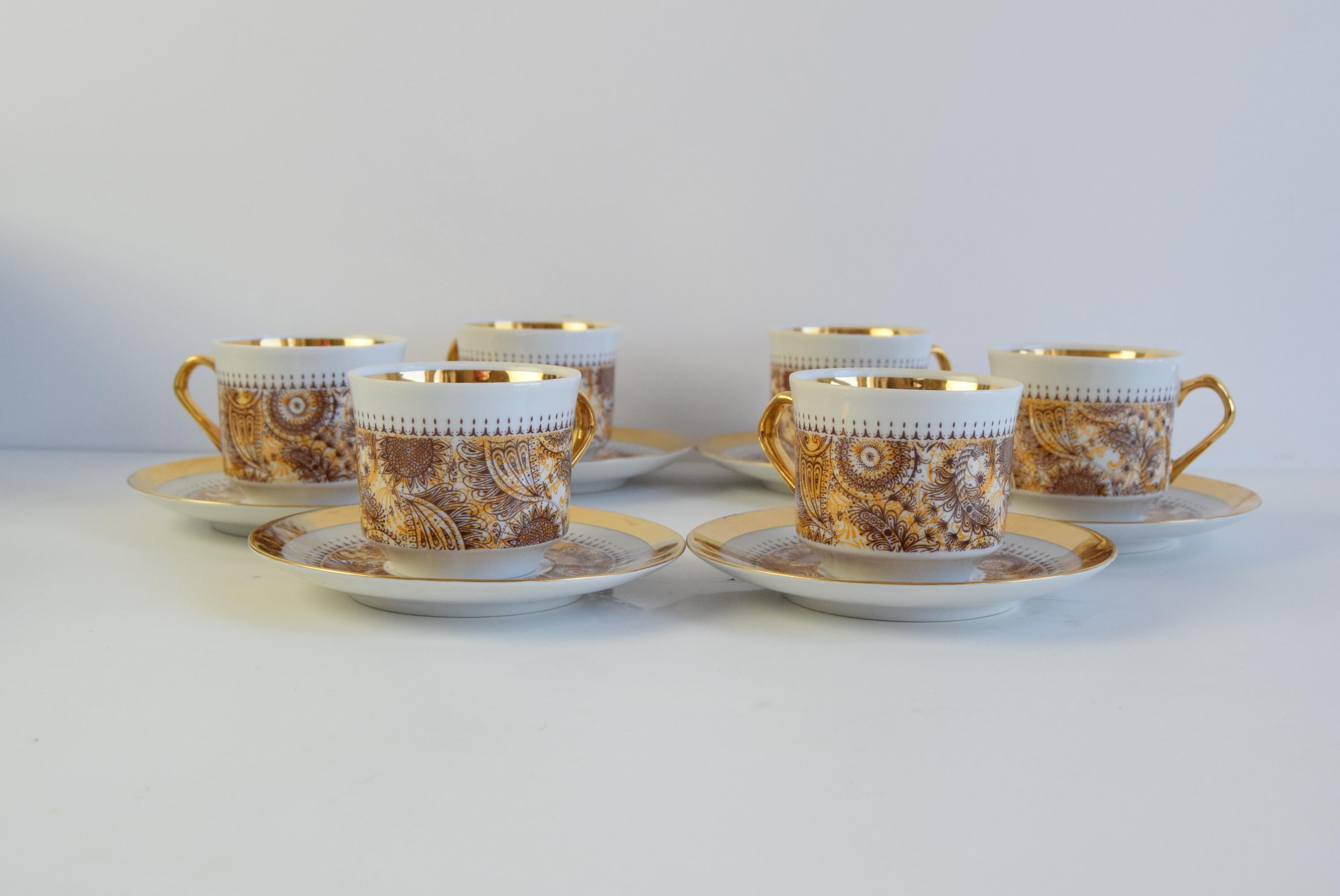 Je vends un set de tasses Epiag Orion, beau design rétro, intérieur de la tasse et de la soucoupe plaqué or, état d'origine, taille de la tasse :  H-6 W-7 D-9
taille de la soucoupe : H-2 L-13 P-13