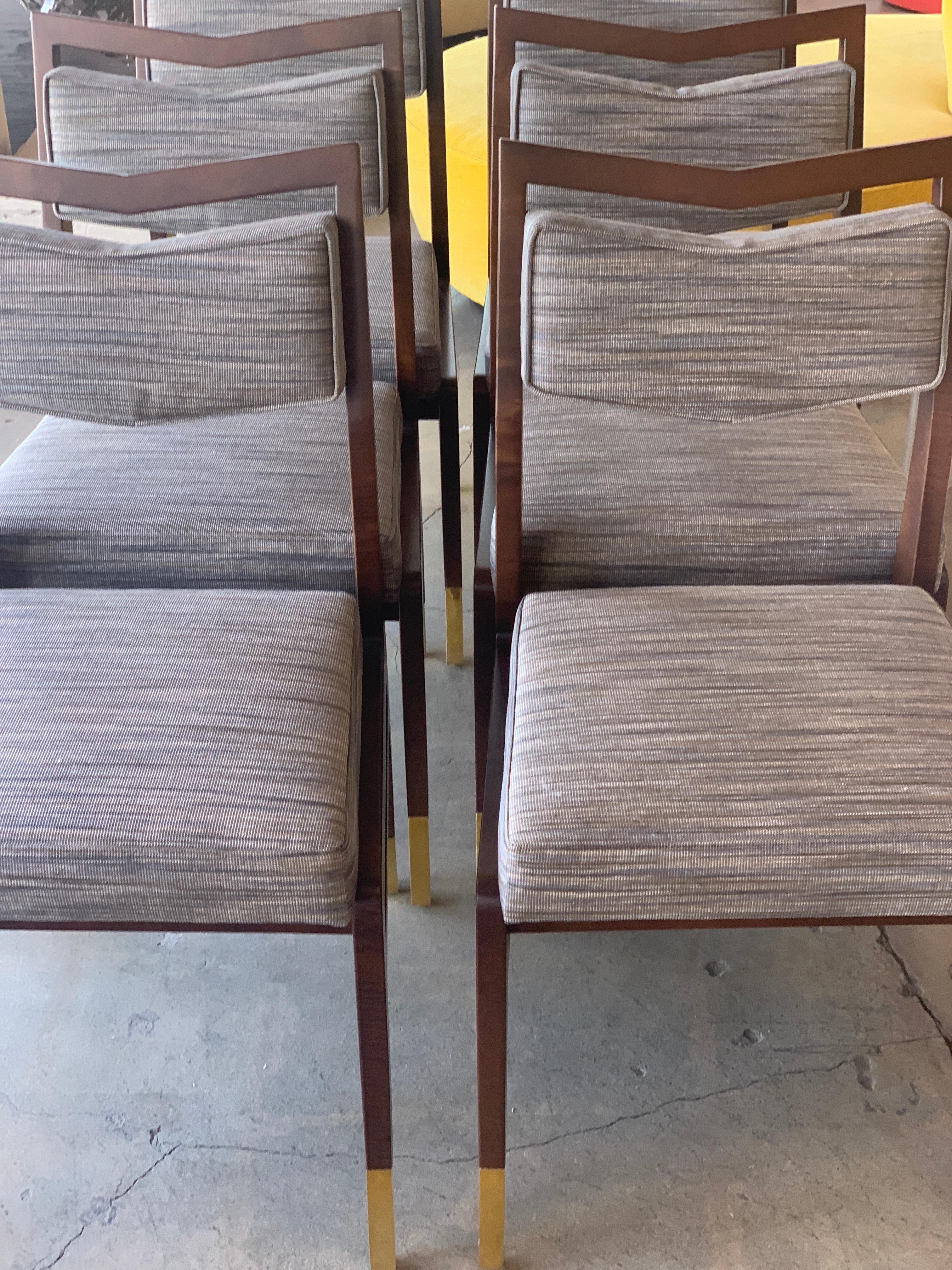 Ein Satz von 6 maßgefertigten Stühlen, die bei Van den Akker bestellt wurden und den Namen Bruno-Stuhl tragen. Diese sind weniger als 2 Jahre alt und wurden selten benutzt. In gutem Zustand mit einigen kleinen Schrammen und Abschürfungen.