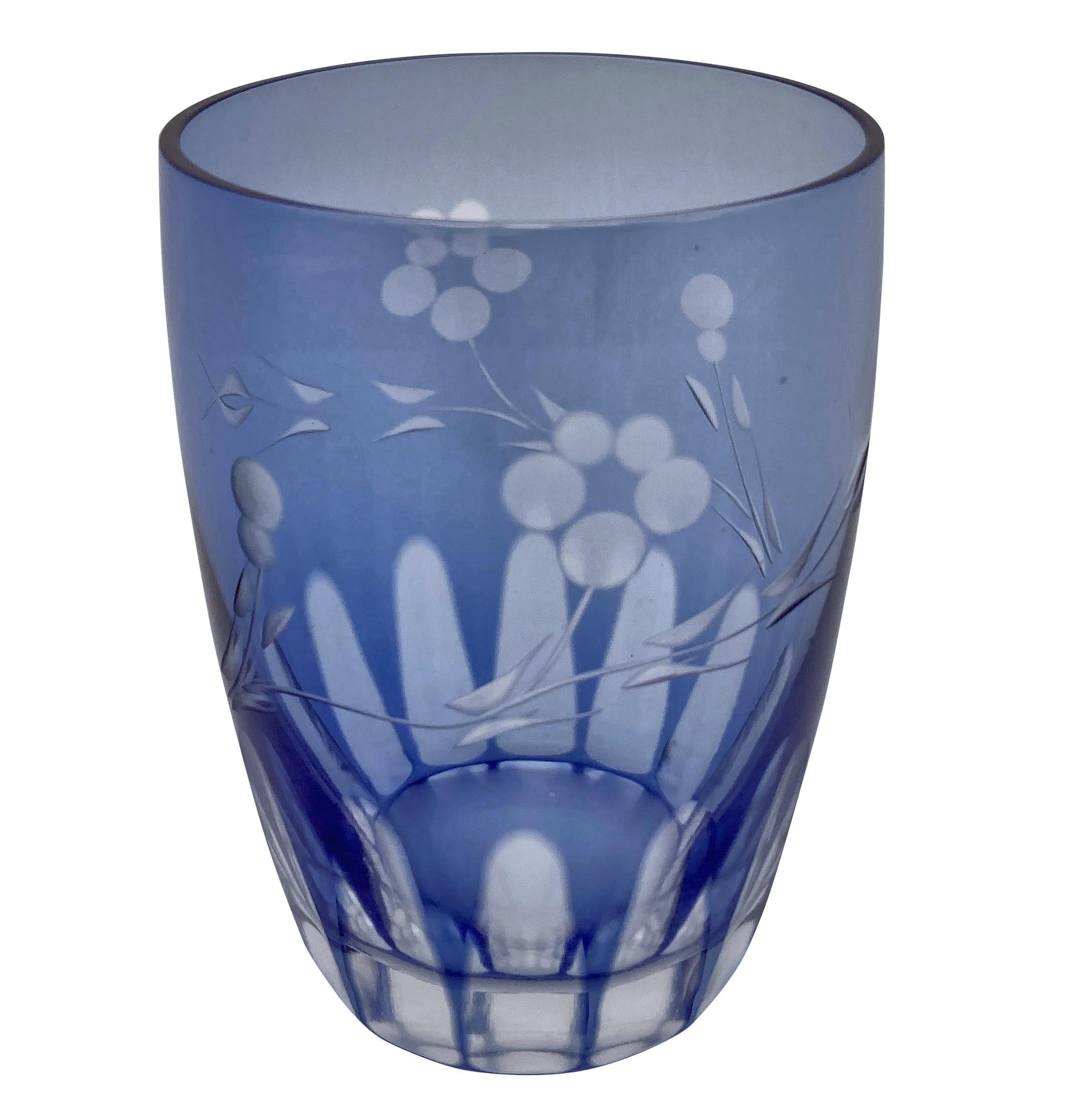 Un ensemble de six verres à boire italiens en bleu pâle, avec un motif floral.