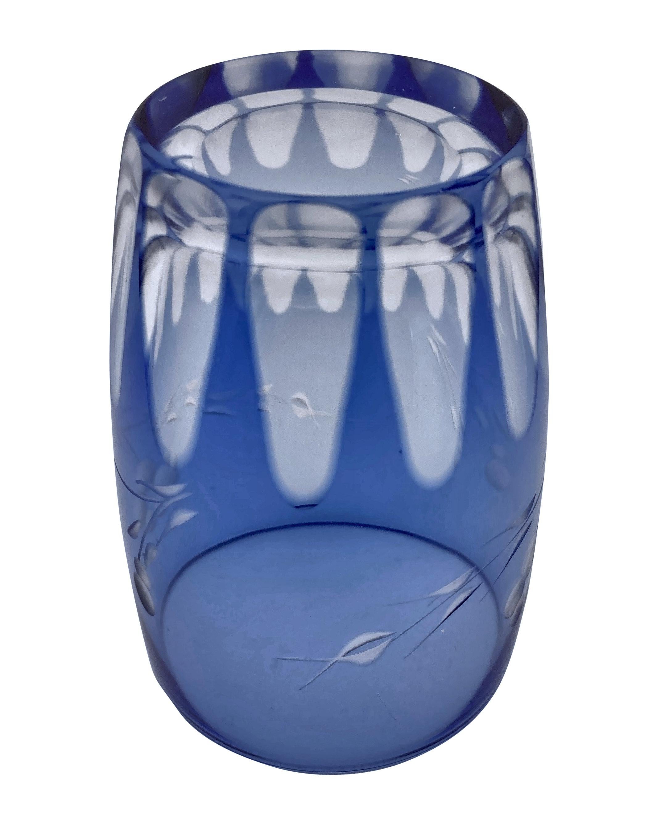 italien Ensemble de six verres à boire en verre taillé bleu pâle en vente