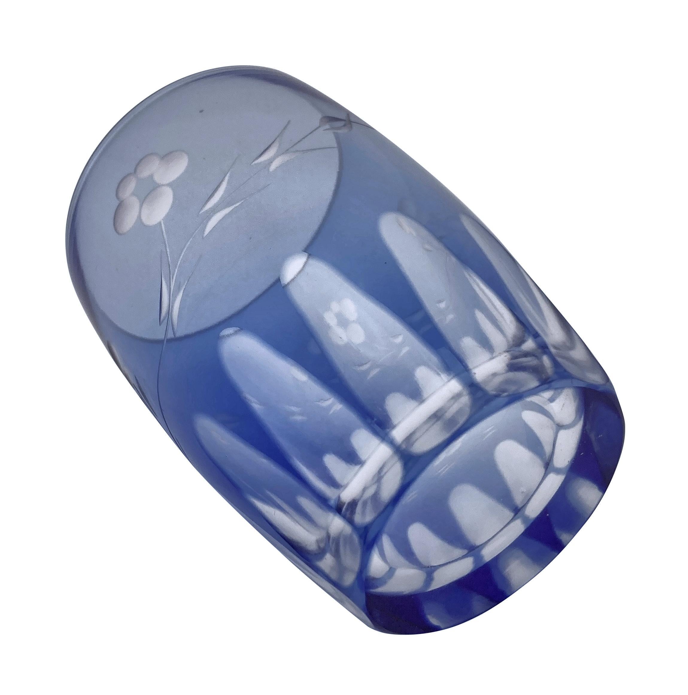 Ensemble de six verres à boire en verre taillé bleu pâle Bon état - En vente à Kent, Dover