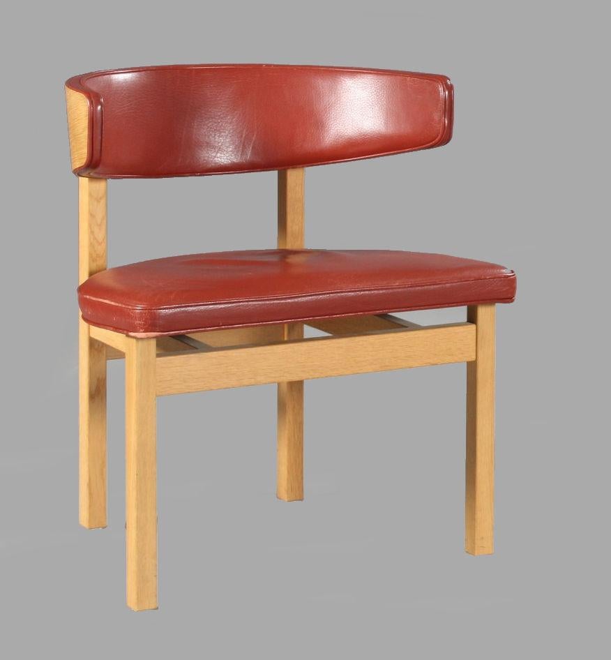 Set of six Danish Børge Mogensen conference chairs in oak by Fredericia Stolefabrik, Inc. Re-upholstery.

The elegant comfortable chairs feature a relatively simple frame combined with a large curved backrest that can also serve as armrest.

The