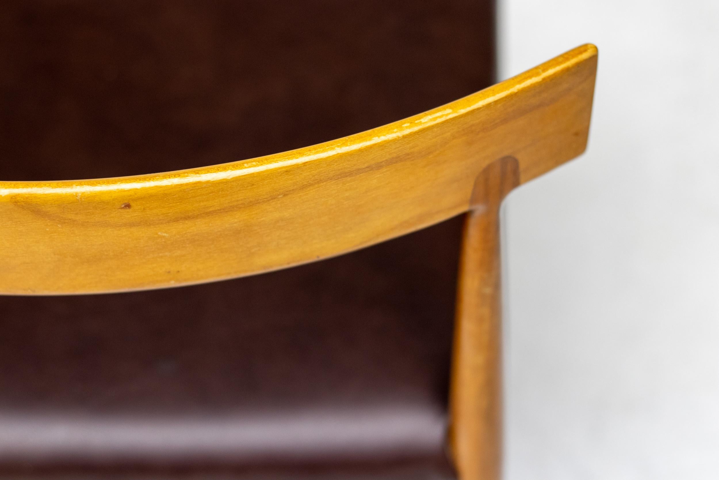 Einzigartiger Satz von 6 wunderschön gearbeiteten skandinavischen Esszimmerstühlen aus Teakholz und Naugahyde in absolutem Originalzustand. Die Rückenlehne der Stühle hat ein wunderschönes Konstruktionsdetail, wie abgebildet, ähnlich den Entwürfen