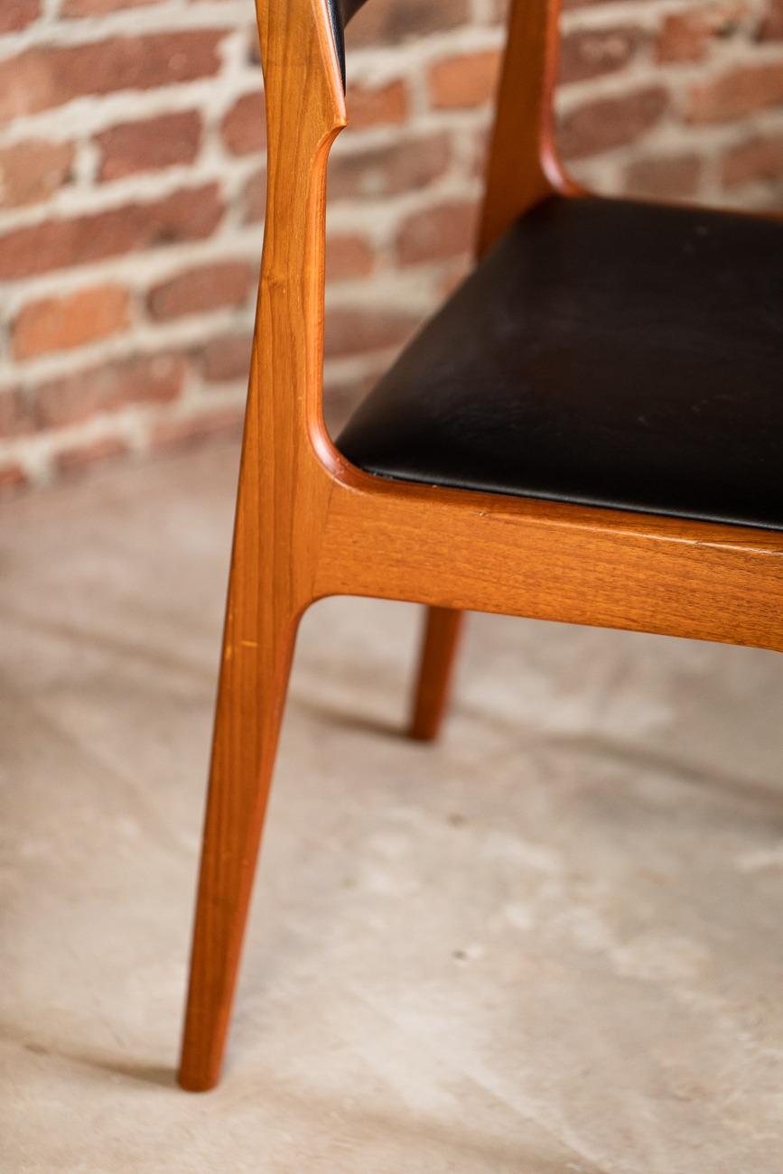 Set of Six Danish Chairs in Teak Wood and Fake Leather, 1960

Additional information:
Country of Manufacture – Denmark
Design Period – 1960
Production Period – 1960
Style – Midcentury / Danish Design
Material – Teak Wood and Fake Leather
Color –