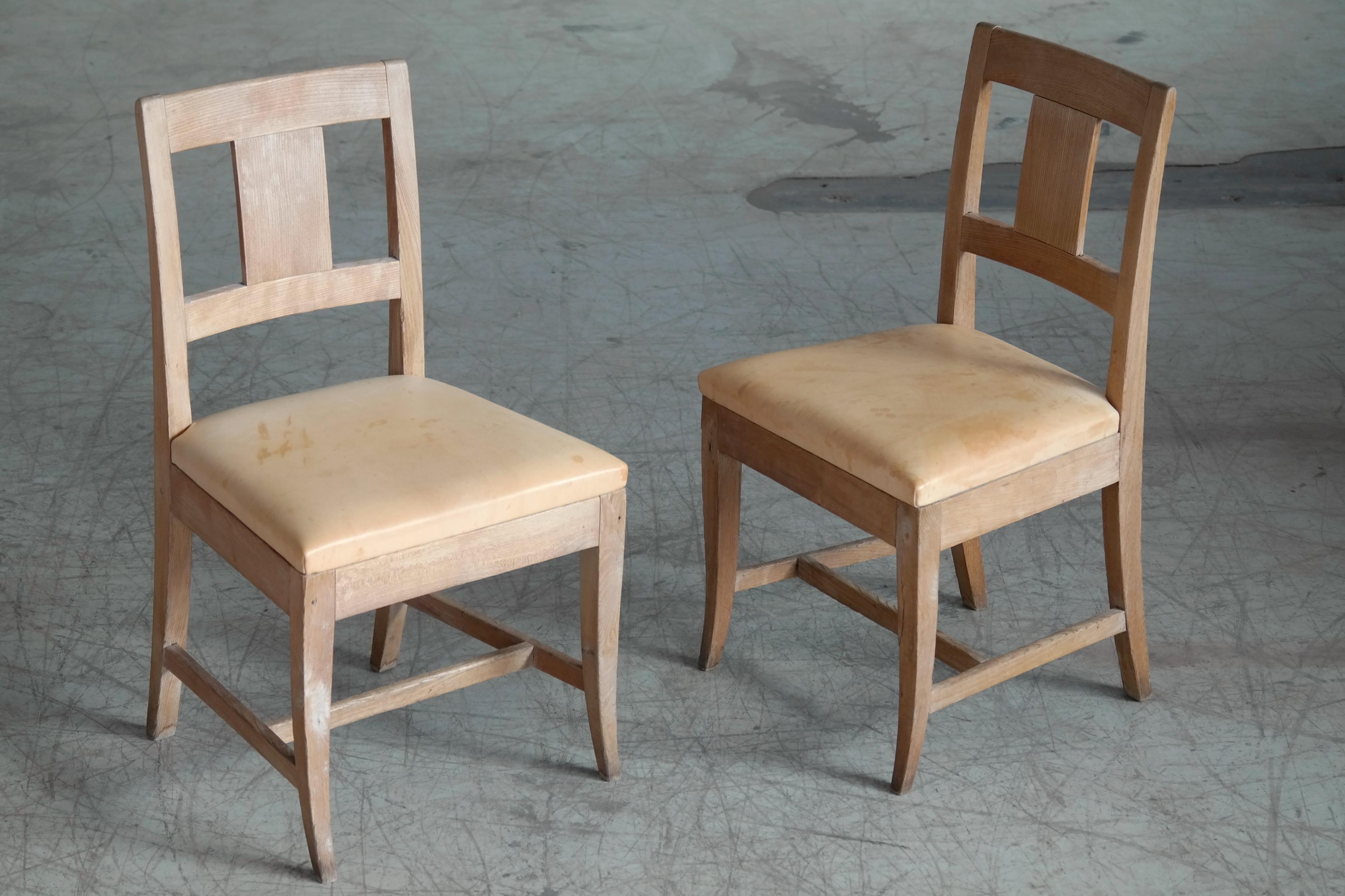 Set of Six Danish Country-Style Dining Chairs in Elm and Natural Leather (Dänisch)