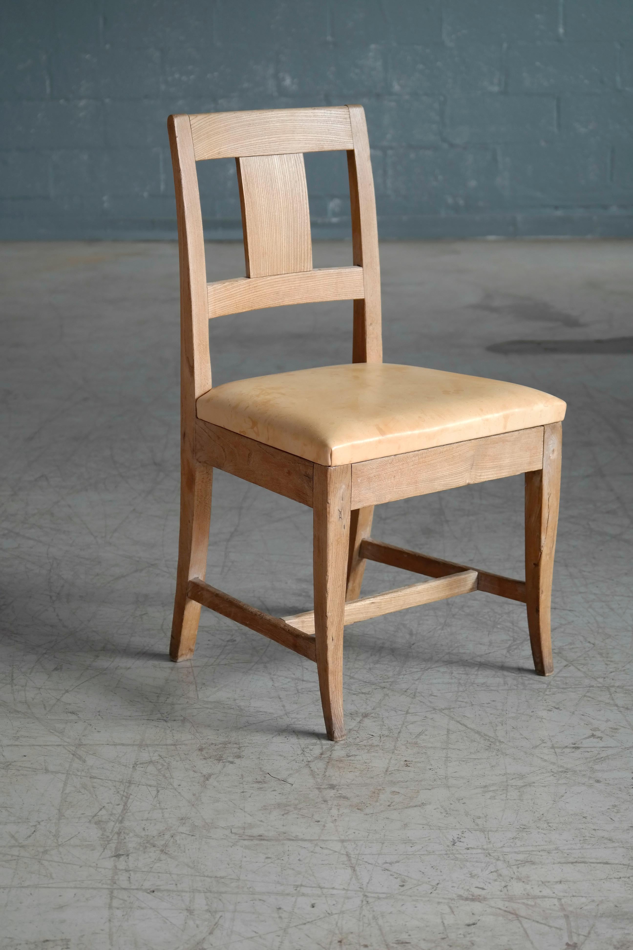 Set of Six Danish Country-Style Dining Chairs in Elm and Natural Leather im Zustand „Gut“ in Bridgeport, CT