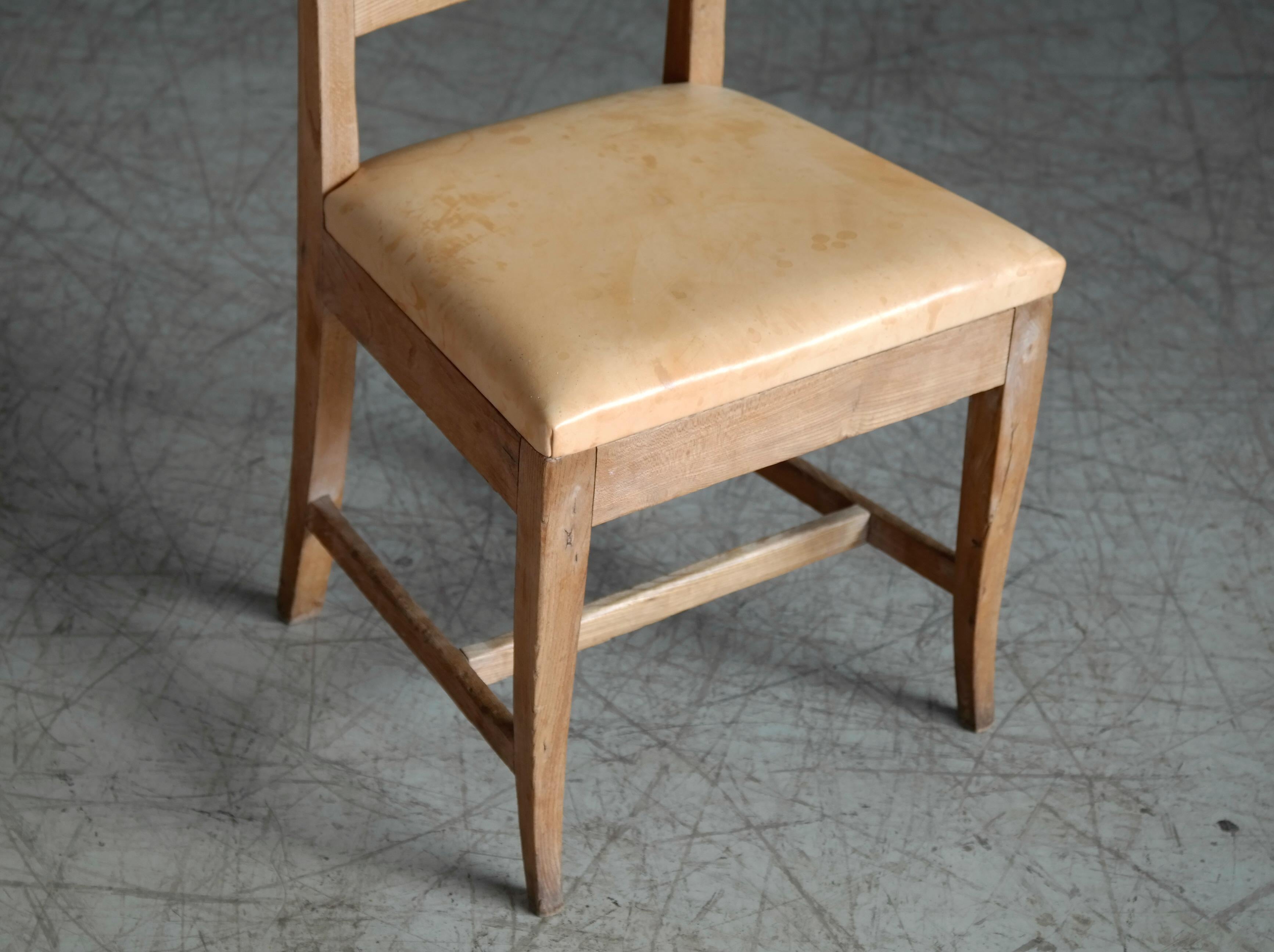 Set of Six Danish Country-Style Dining Chairs in Elm and Natural Leather (Leder)