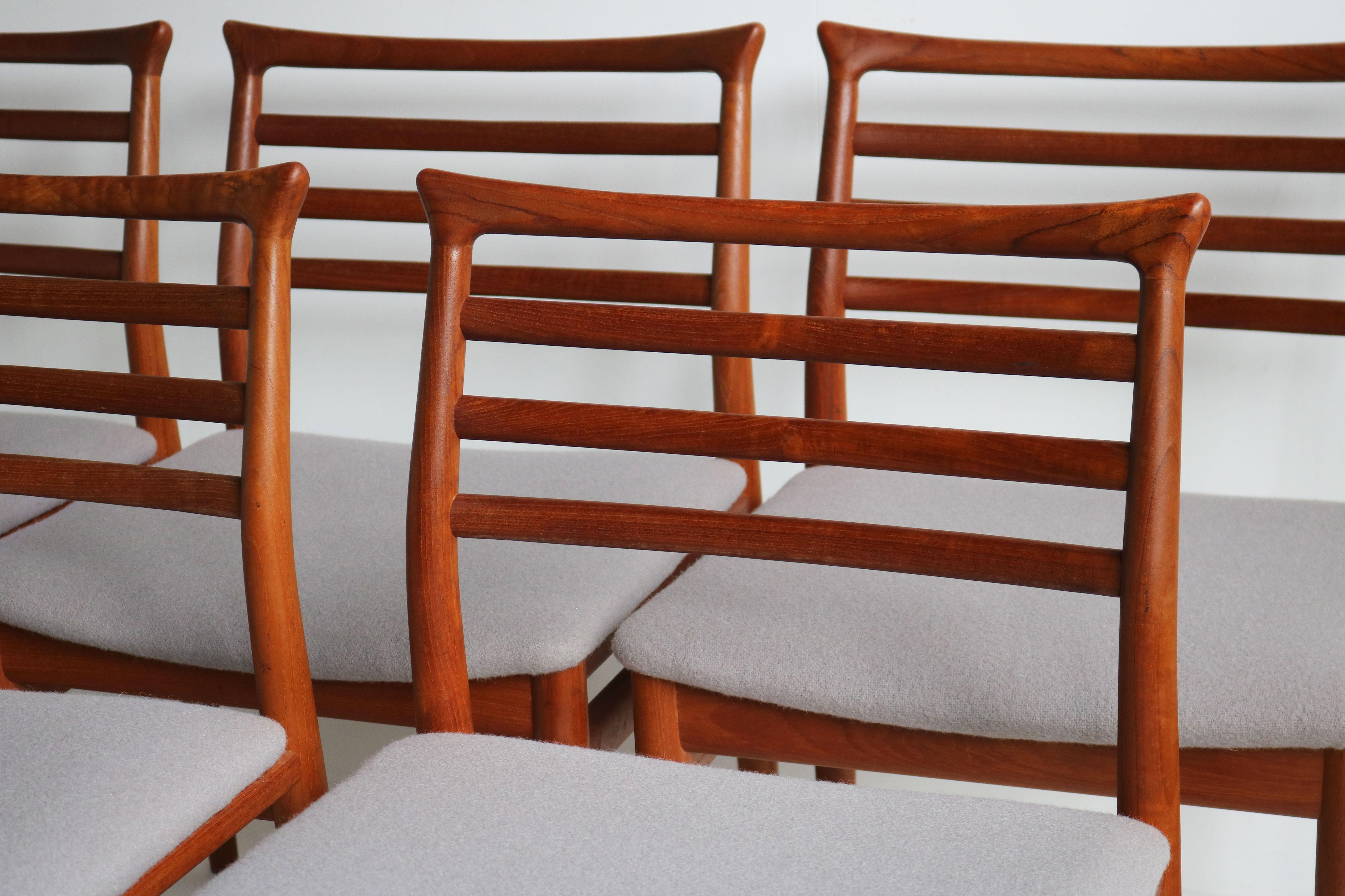 Verschönern Sie Ihren Essbereich mit diesem atemberaubenden Set aus sechs dänischen Design-Esszimmerstühlen von Erling Torvits für die Sorø Stolefabrik aus dem Jahr 1960. Diese aus massivem Teakholz gefertigten Stühle verkörpern die unvergleichliche