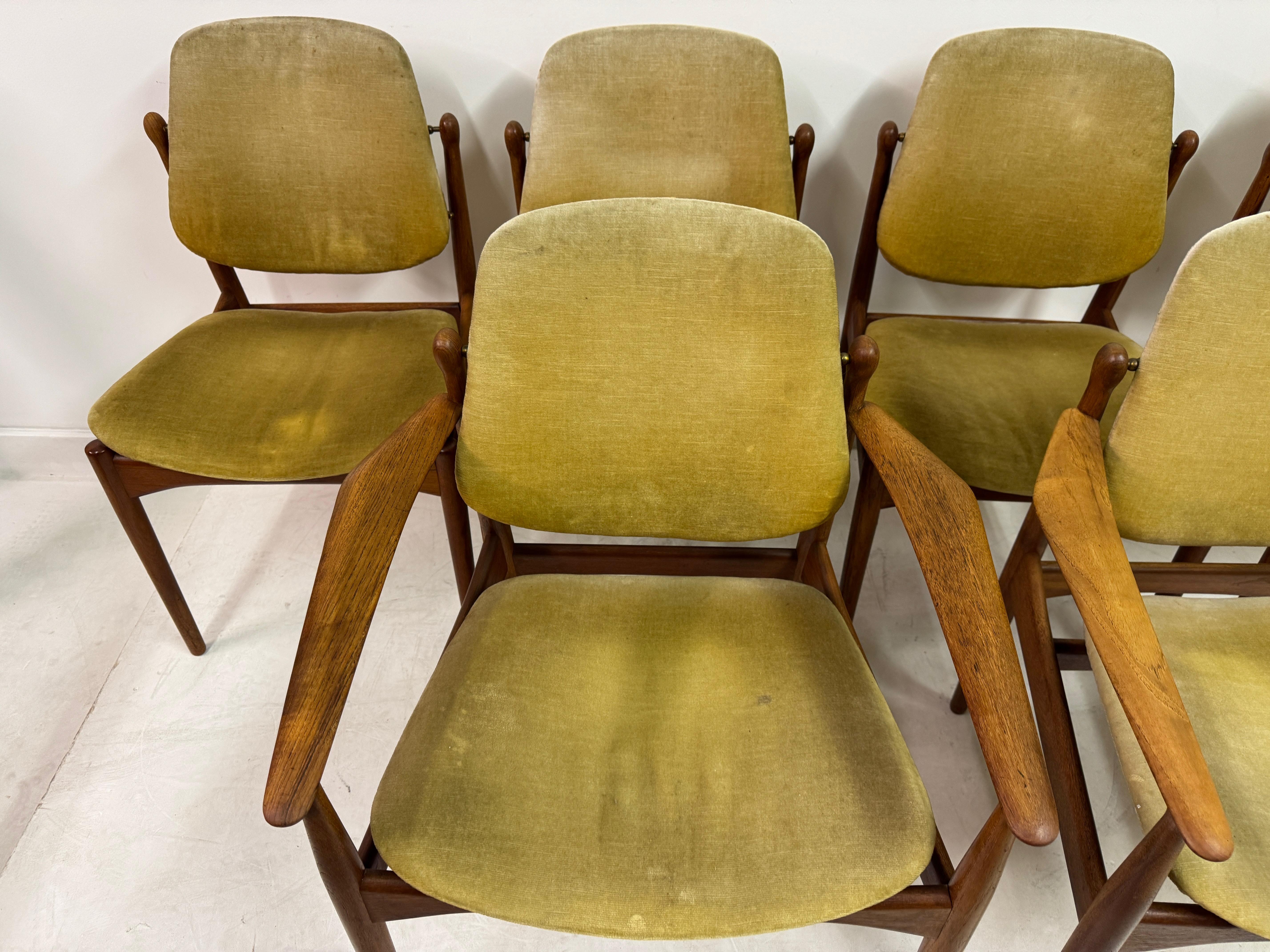 Set of Six Danish Dining Chairs by Arne Vodder, 1960s — Two Armchairs and Four Side Chairs


A well-balanced set of six dining chairs by Arne Vodder, comprising two sculptural armchairs and four side chairs. Crafted in solid teak, the set shows