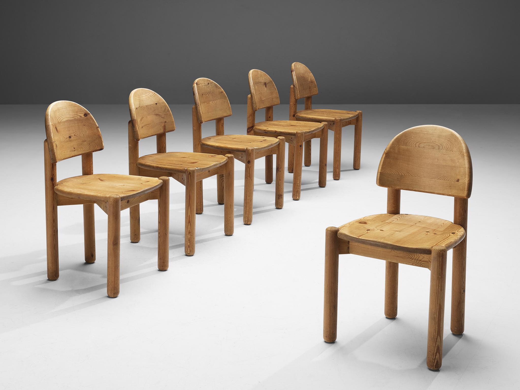 Dining chairs, pine, Denmark 1970s. 

Beautiful, organic and natural dining chairs in solid pine. A simplistic design with a round seating and attention for the natural expression and grain of the wood. These chairs hold a beautiful curved back