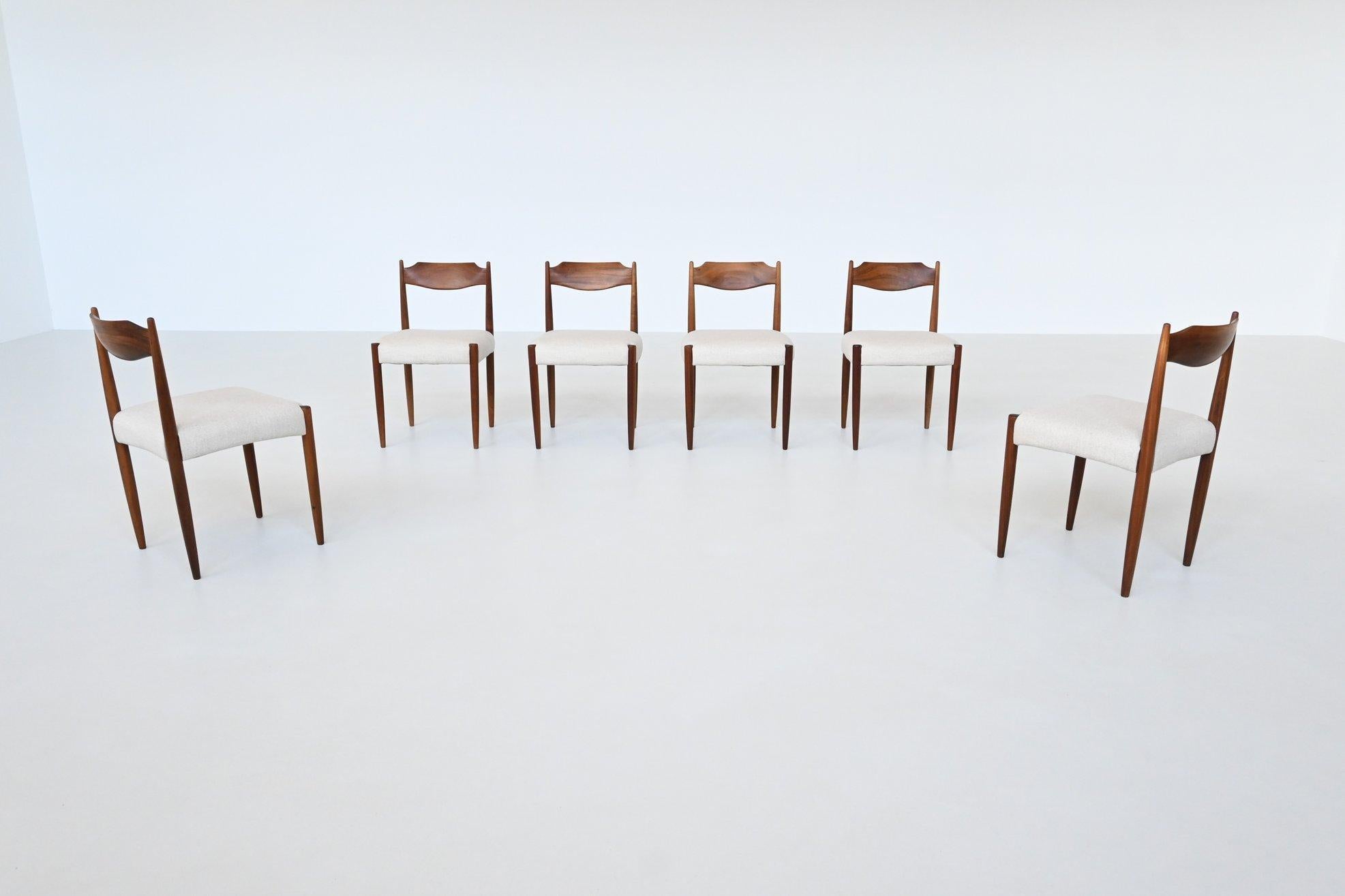 Set di sei bellissime sedie da pranzo sagomate di designer o produttore sconosciuto, Danimarca 1960. Questo set di sedie da pranzo danesi presenta un'armoniosa combinazione di legno di noce e lana, che riflette la sobria eleganza tipica del design