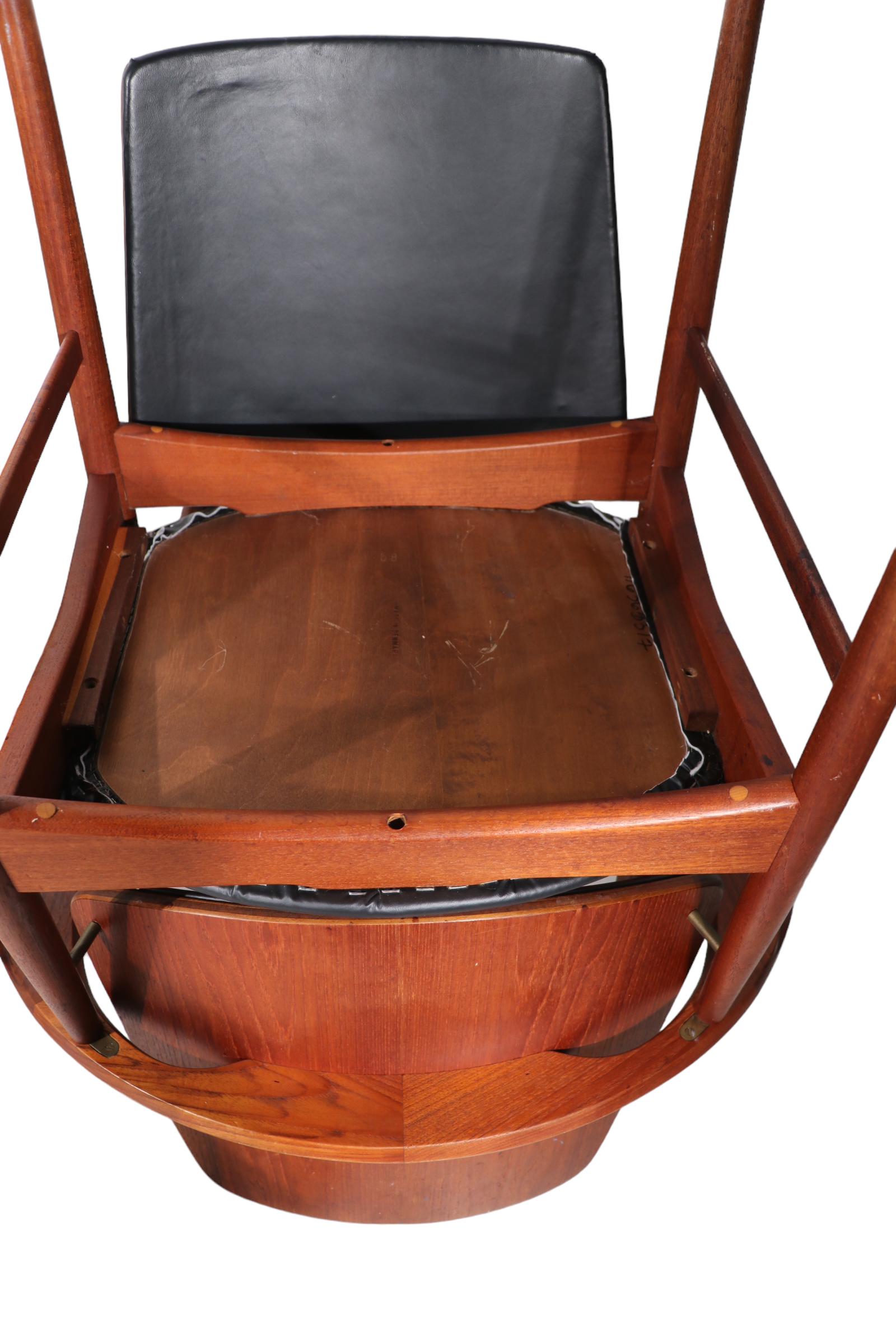Set of Six Danish Mid Century Modern Dining Chairs att. to Arne Hovmand Olsen For Sale 10