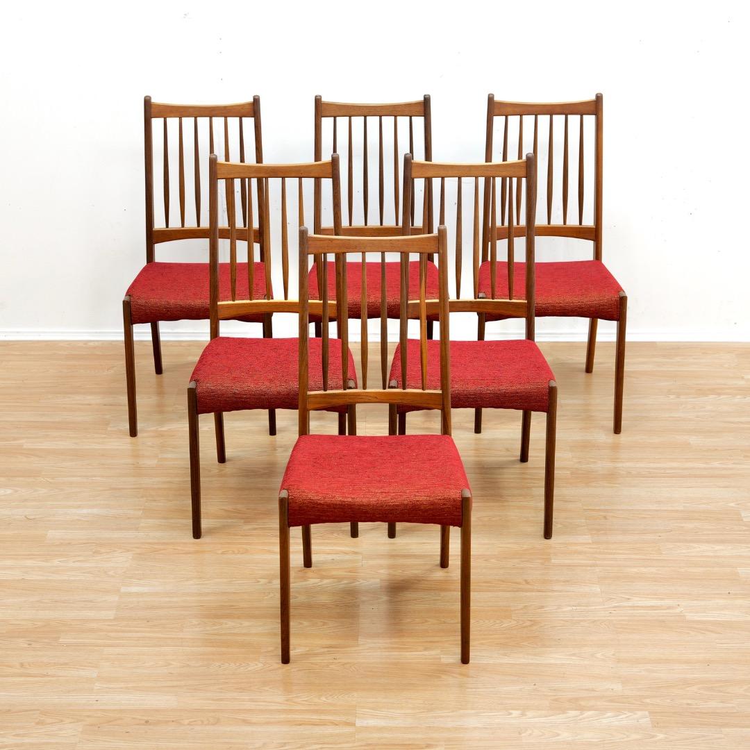Mid-Century moderno Set of Six Danish Modern Dining Chairs in Teak & Red in vendita