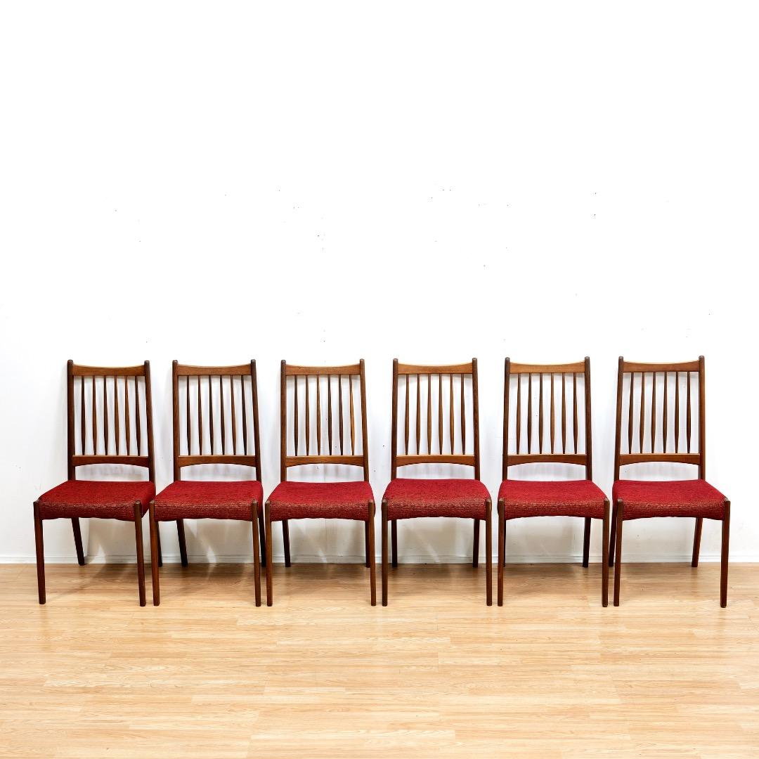 Metà XX secolo Set of Six Danish Modern Dining Chairs in Teak & Red in vendita