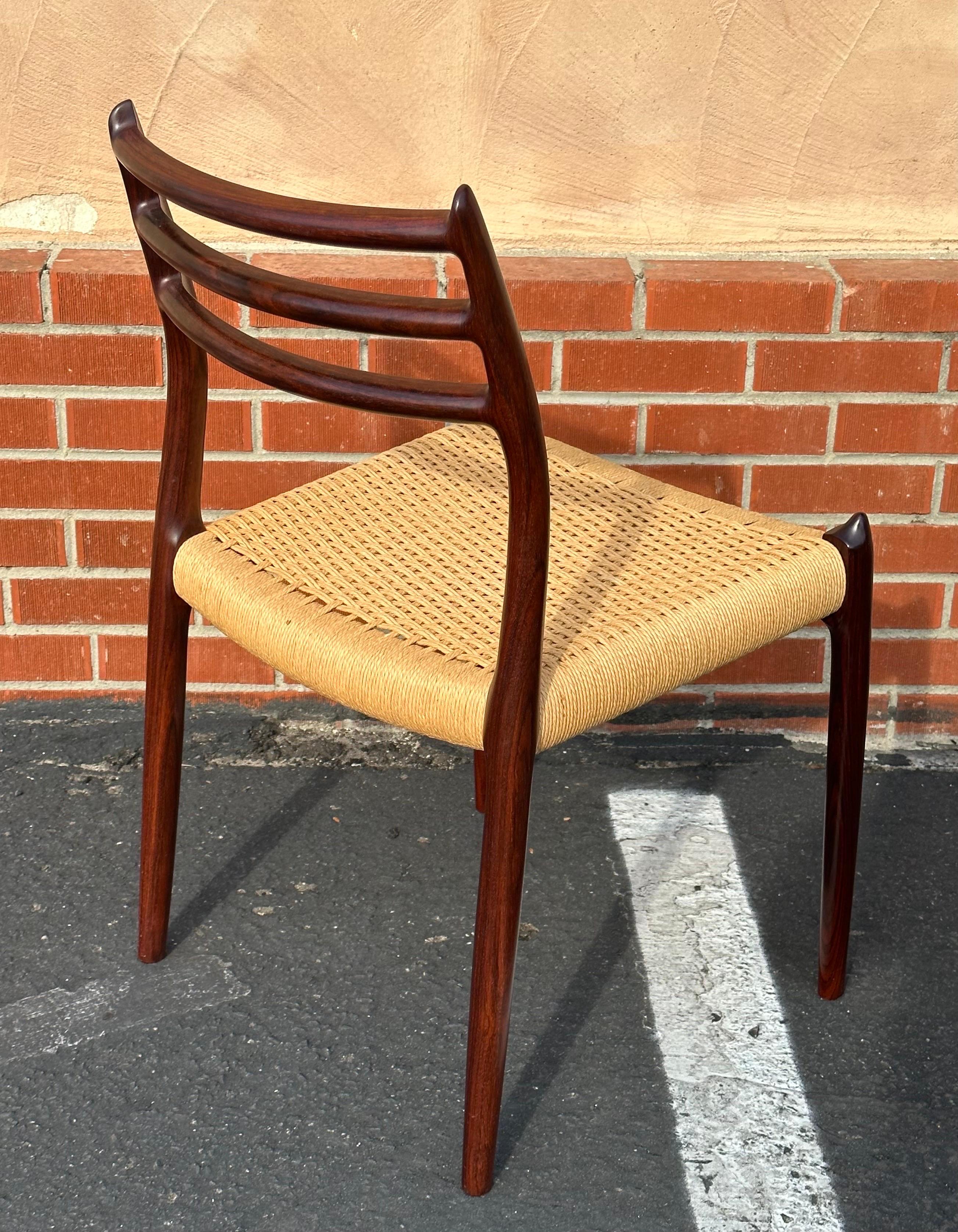 Ensemble de six chaises de salle à manger danoises modernes en bois de rose et cordon papier par Niels Moller en vente 6