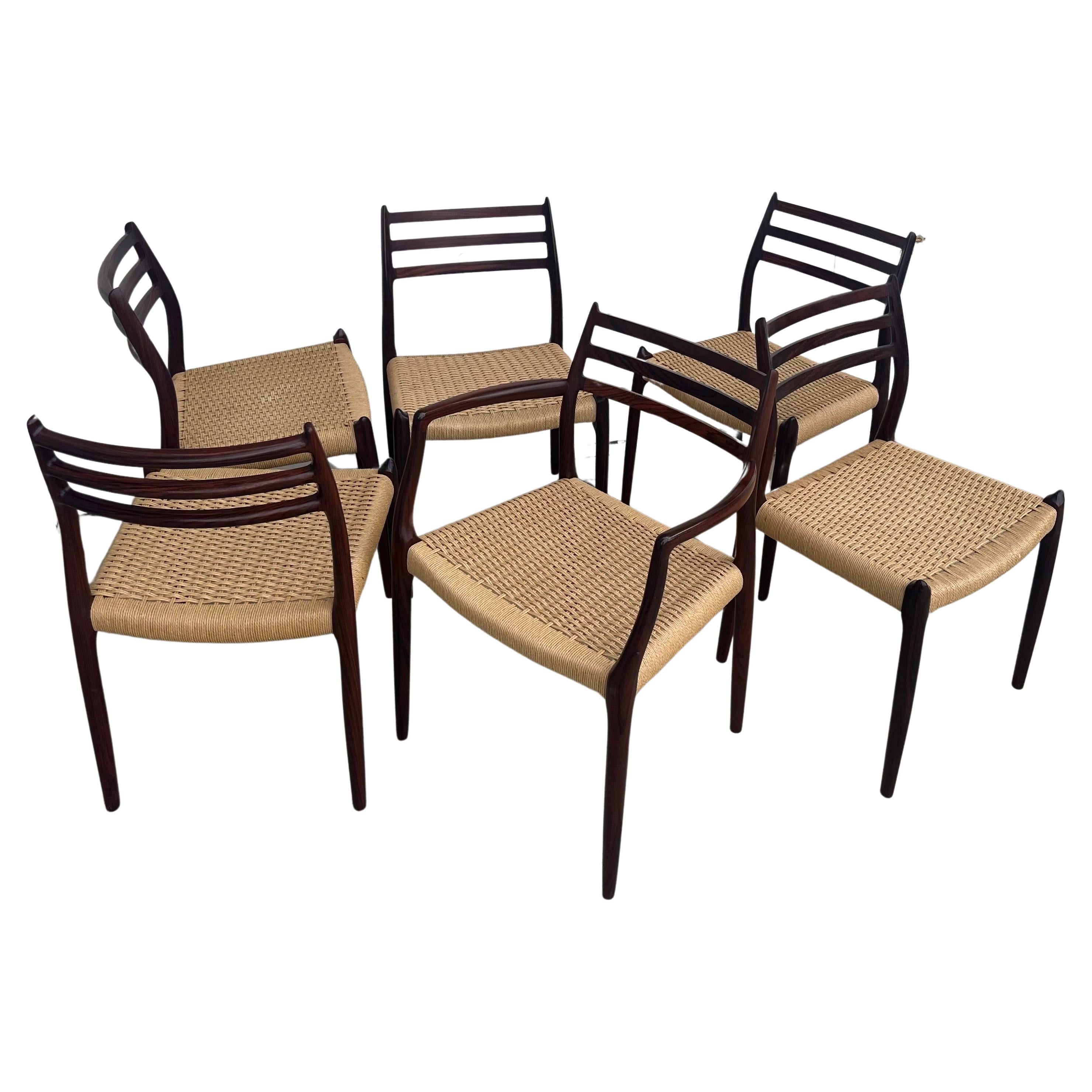 Ein absolut atemberaubendes Set von sechs dänischen modernen Esszimmerstühlen aus der Mitte des Jahrhunderts, entworfen 1962 von Niels Otto Moller für J.L. Møllers Møbelfabrik in Dänemark, ca. 1980er Jahre. Es gibt fünf Stühle des Modells 78 und