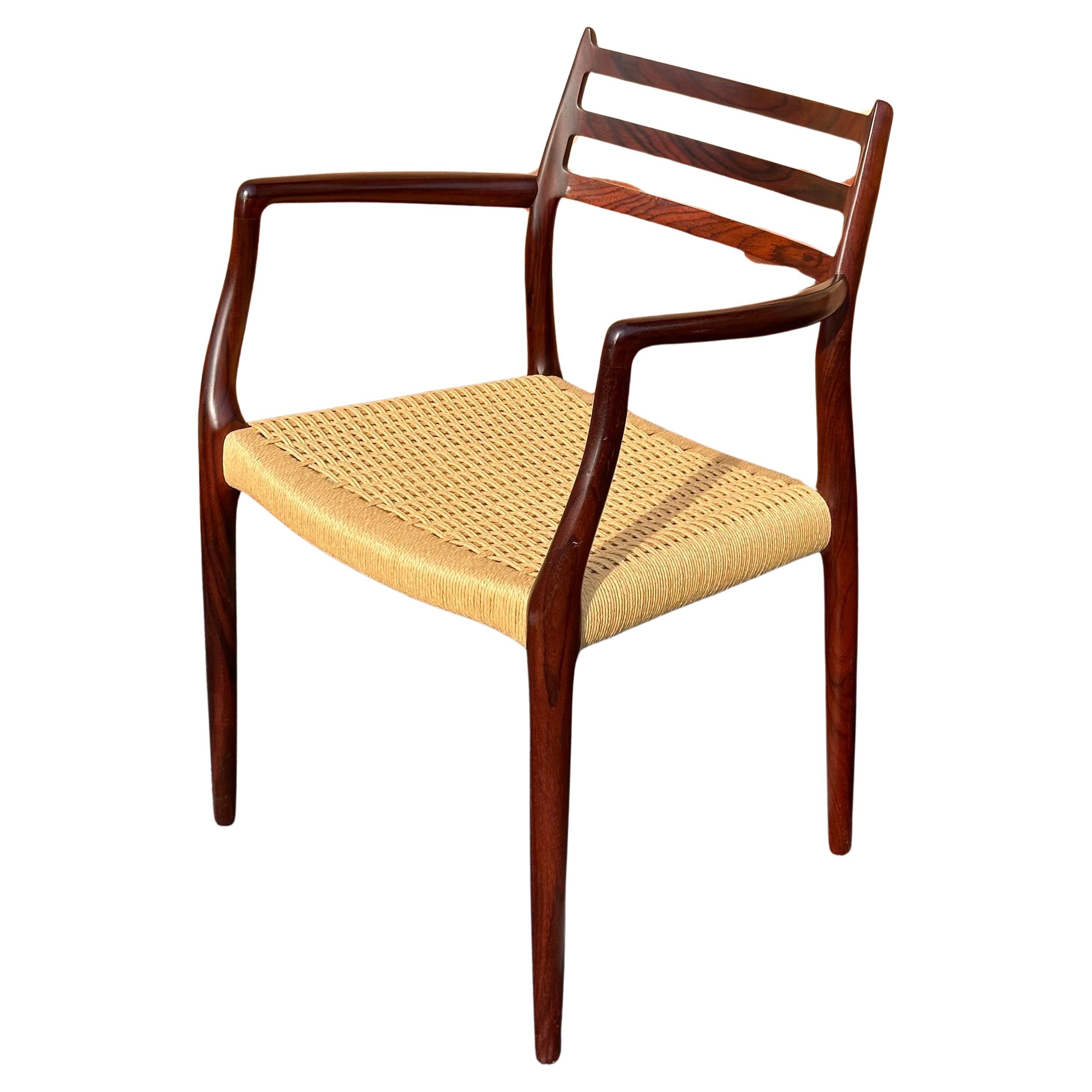 Scandinave moderne Ensemble de six chaises de salle à manger danoises modernes en bois de rose et cordon papier par Niels Moller en vente