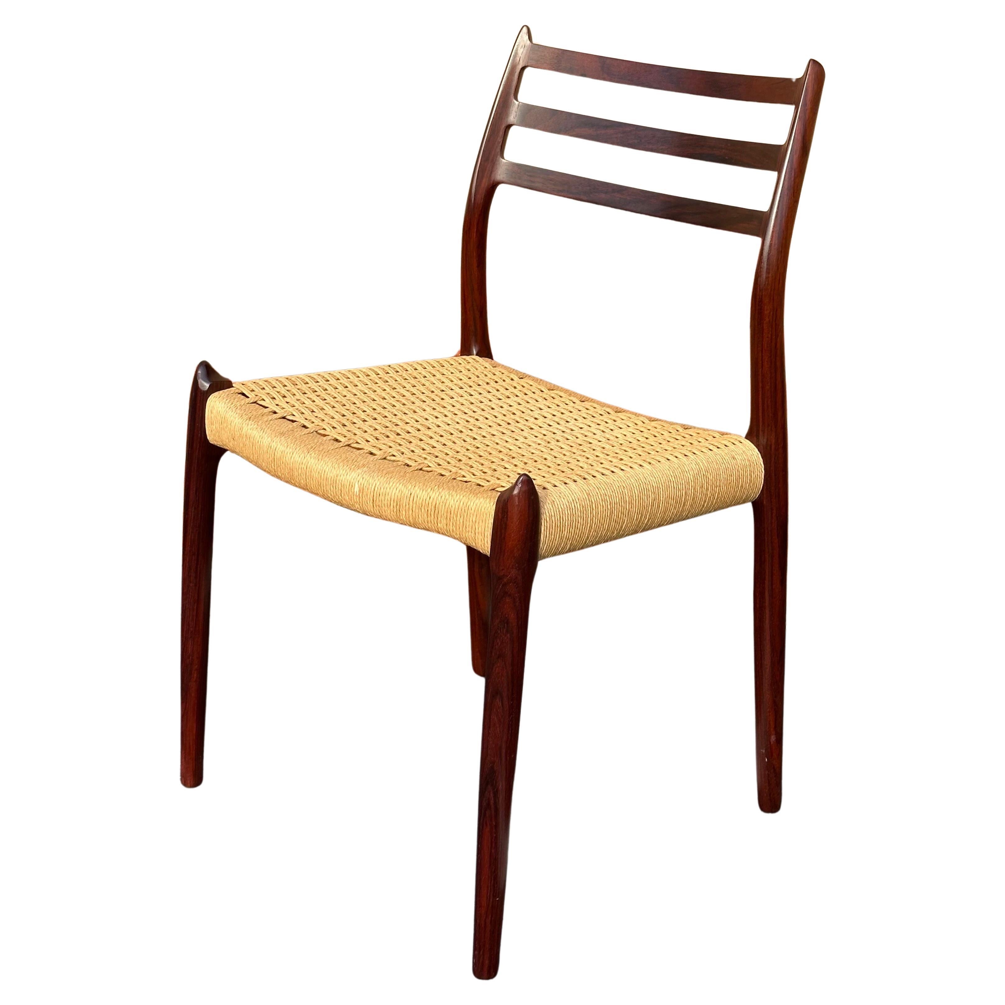 Danese Set di sei sedie da pranzo moderne danesi in palissandro e corda di carta di Niels Moller in vendita