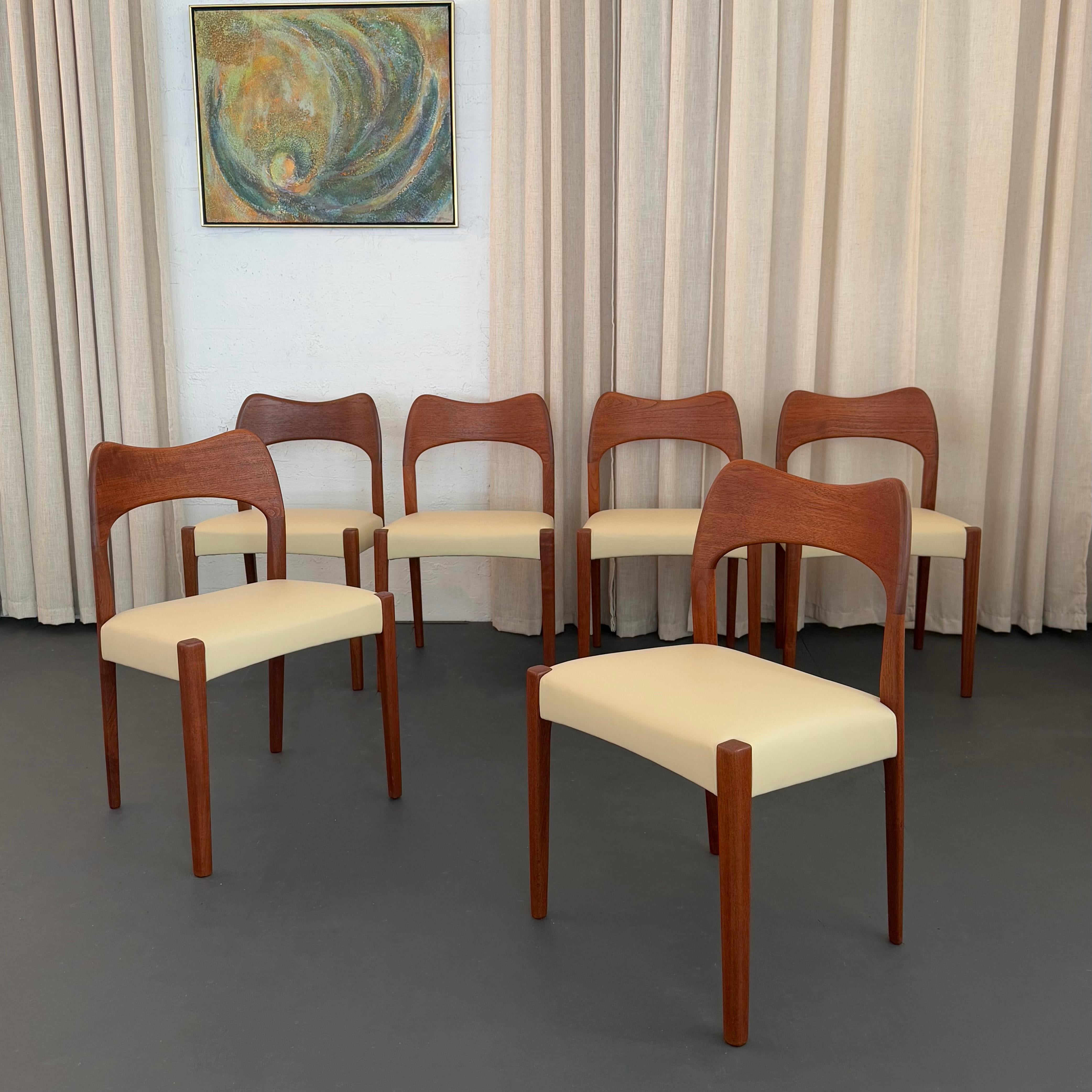 Questo splendido set di sei sedie da pranzo è stato progettato da Arne Hovmand-Olsen e prodotto da Mogens Kold, in Danimarca, intorno agli anni Sessanta. Queste sedie rappresentano fortemente, attraverso la scelta dei materiali e delle curve