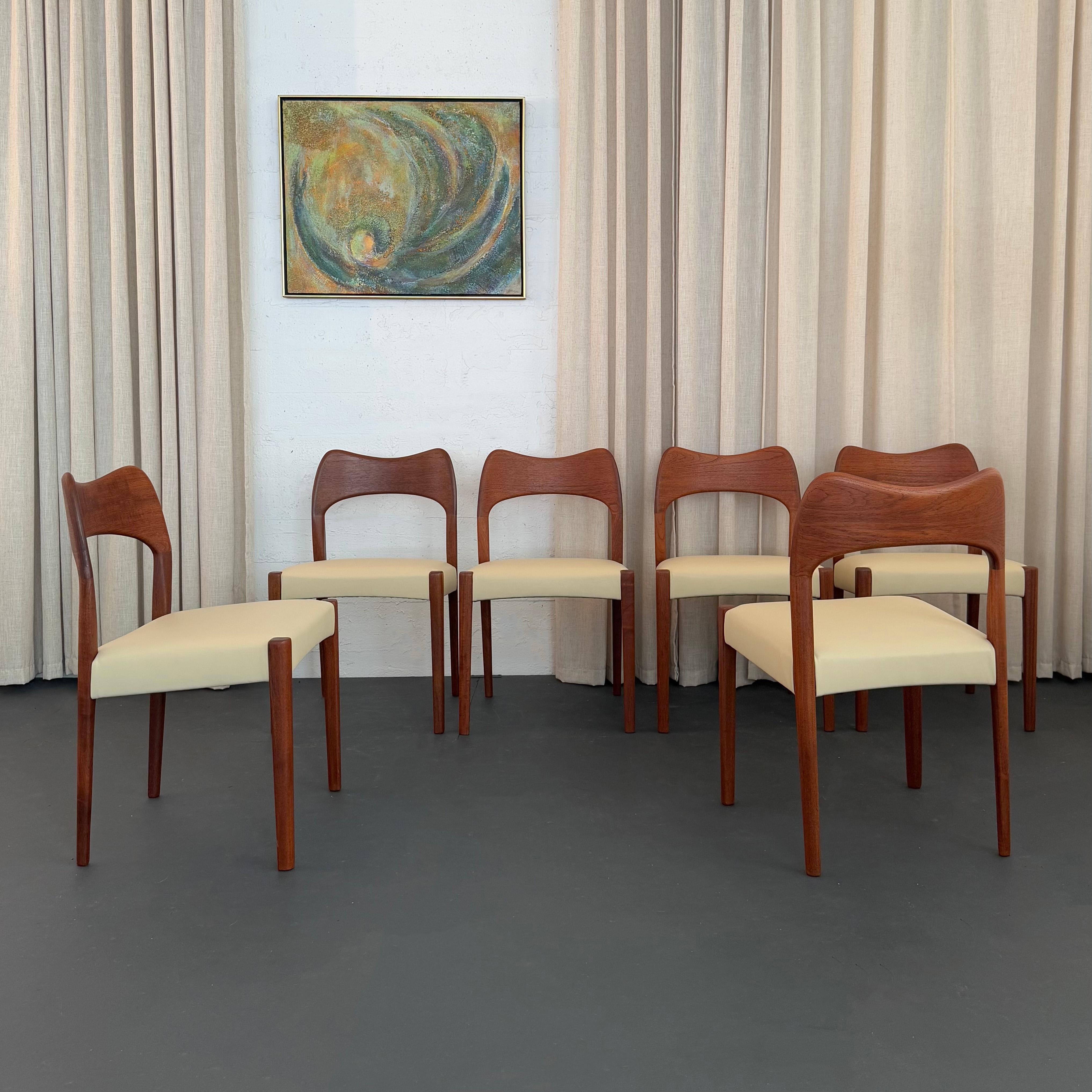Scandinavo moderno Set di sei sedie da pranzo moderne danesi in teak e pelle di Arne Hovmand-Olsen in vendita