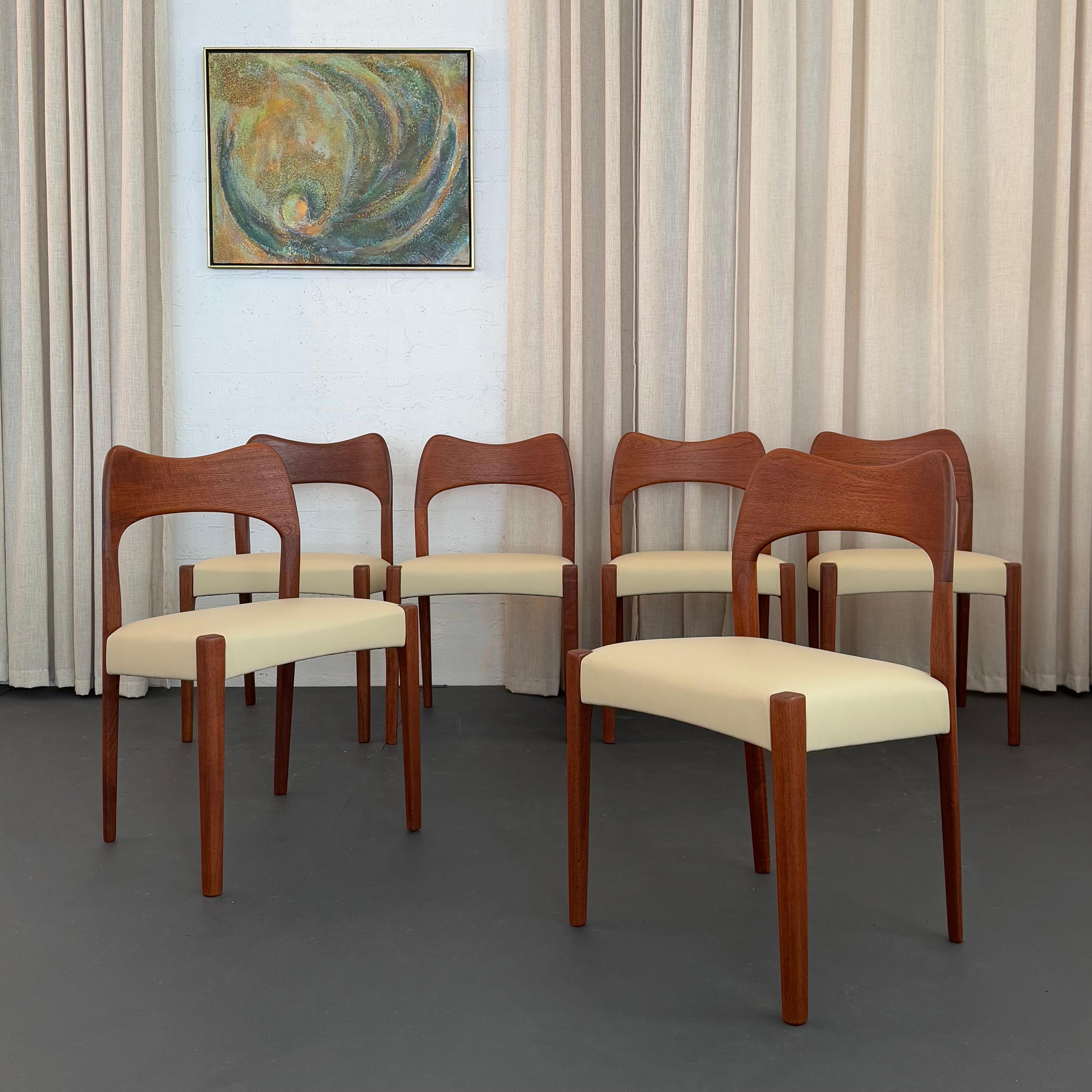 Danese Set di sei sedie da pranzo moderne danesi in teak e pelle di Arne Hovmand-Olsen in vendita