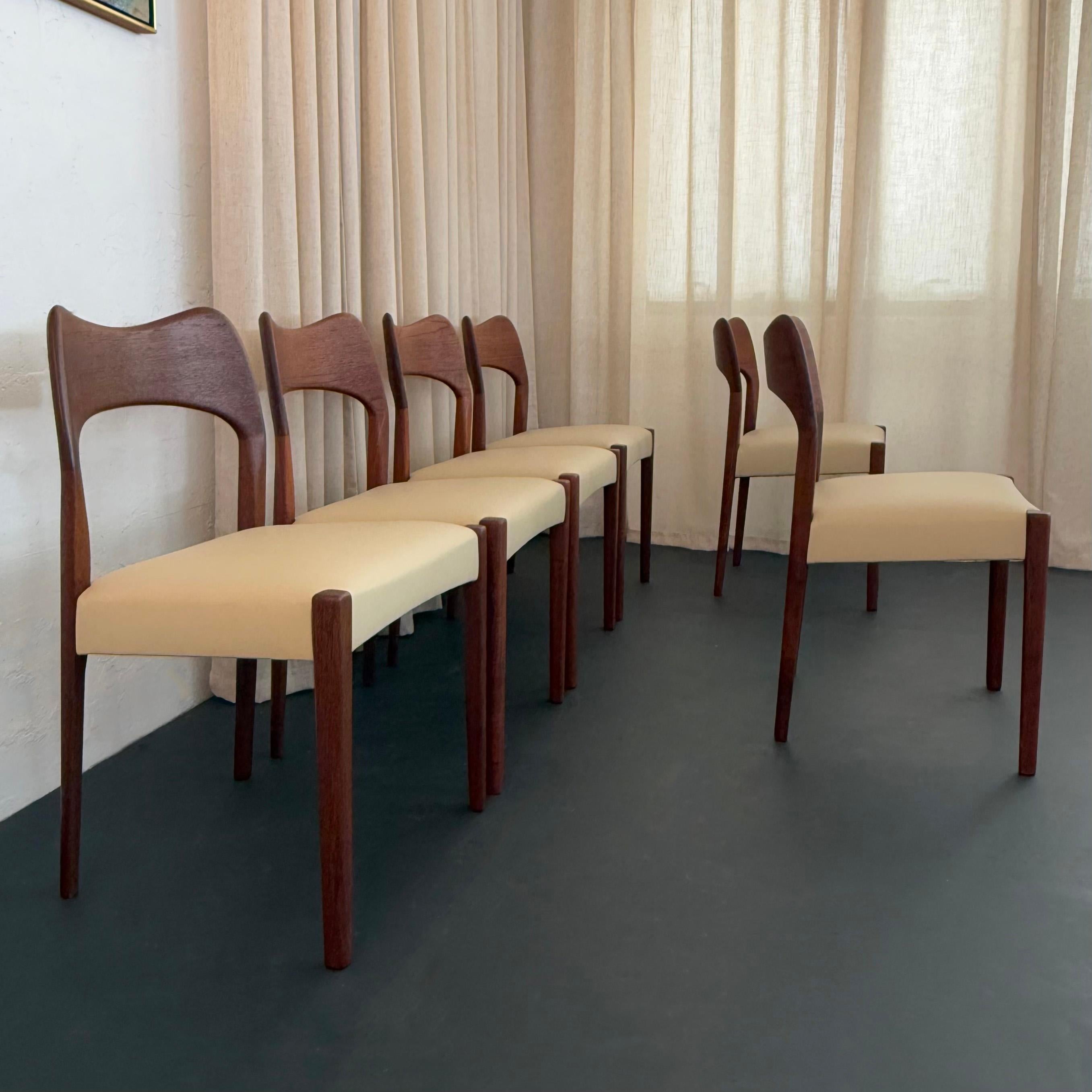 Set di sei sedie da pranzo moderne danesi in teak e pelle di Arne Hovmand-Olsen In condizioni buone in vendita a Brooklyn, NY