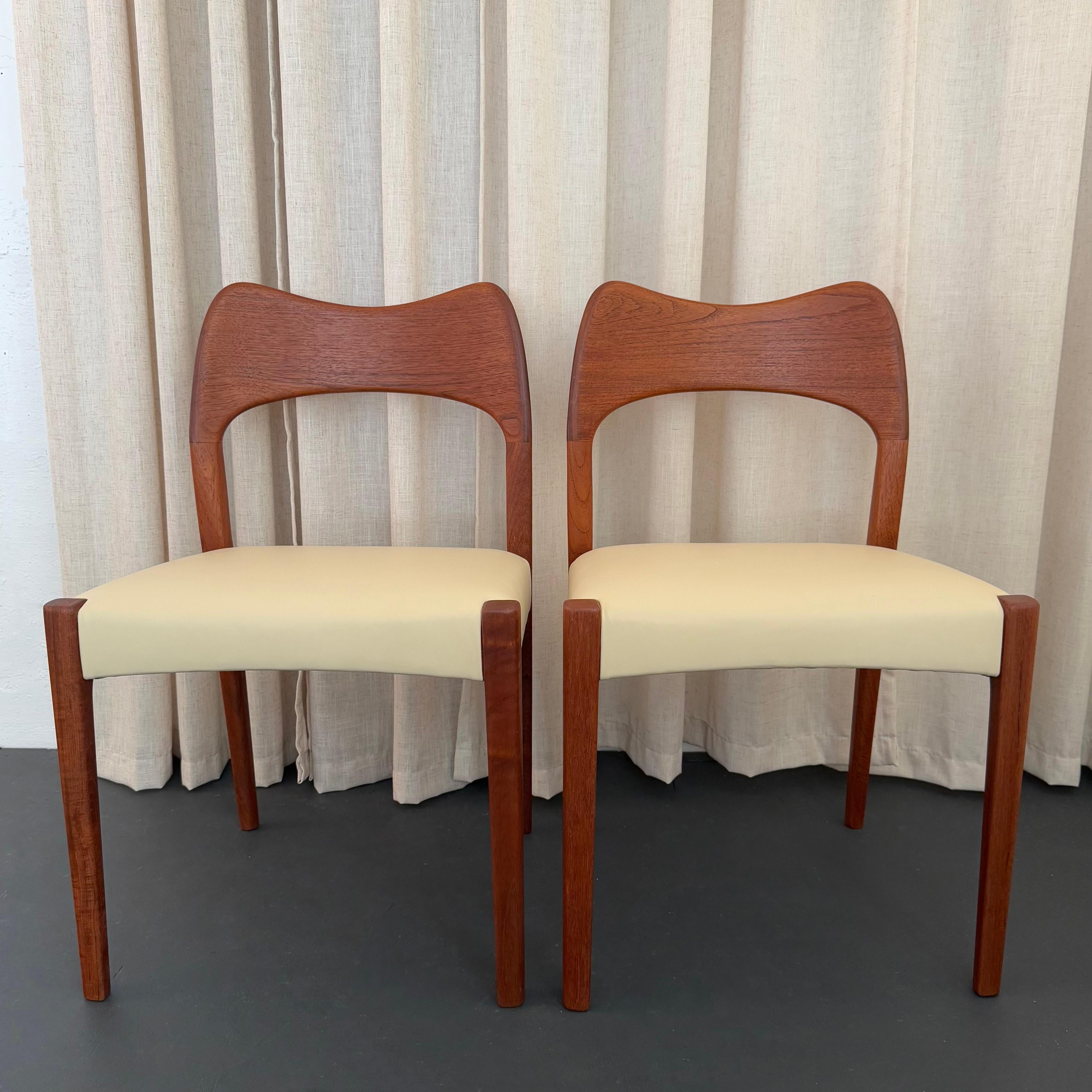 XX secolo Set di sei sedie da pranzo moderne danesi in teak e pelle di Arne Hovmand-Olsen in vendita
