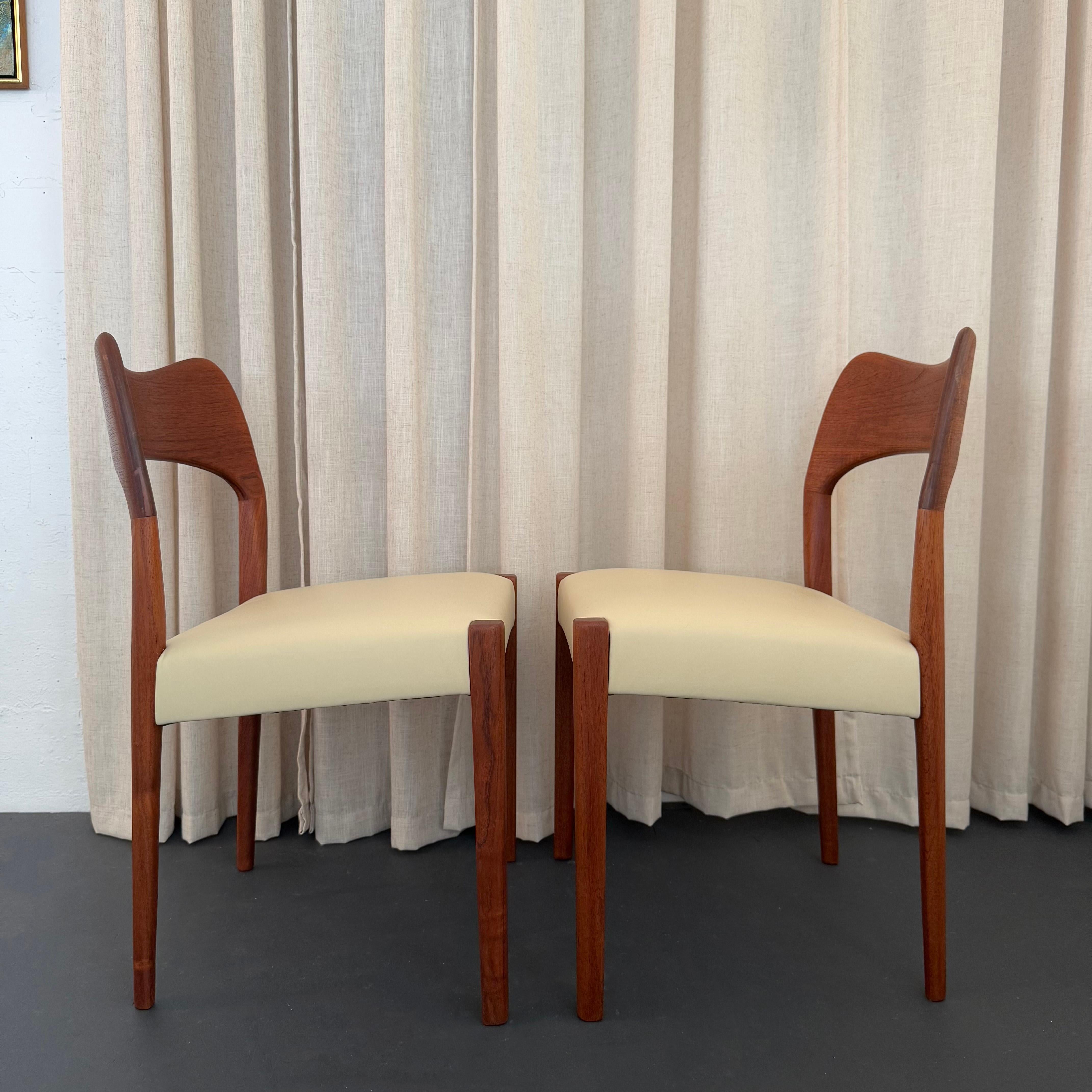 Set di sei sedie da pranzo moderne danesi in teak e pelle di Arne Hovmand-Olsen in vendita 1