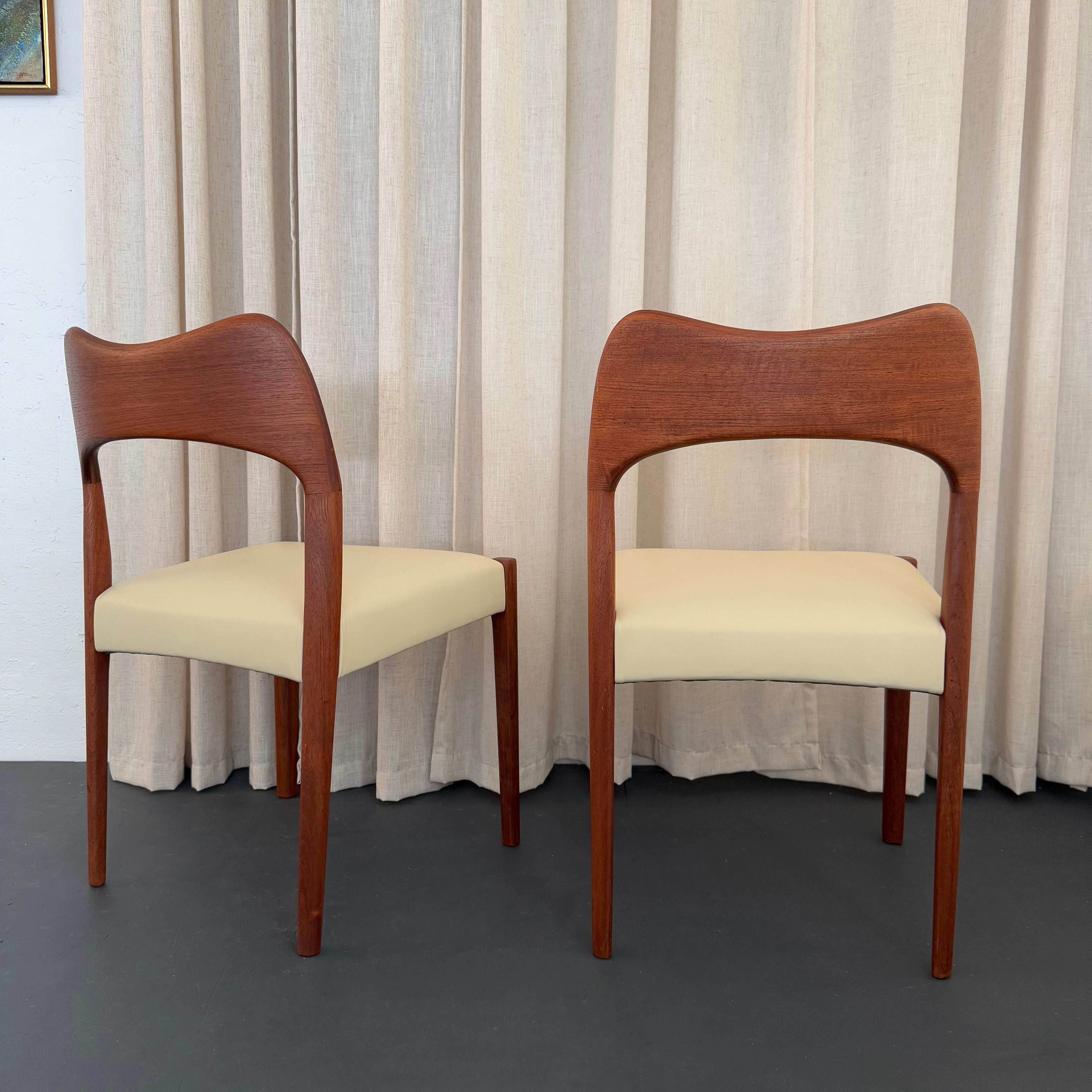 Set di sei sedie da pranzo moderne danesi in teak e pelle di Arne Hovmand-Olsen in vendita 2