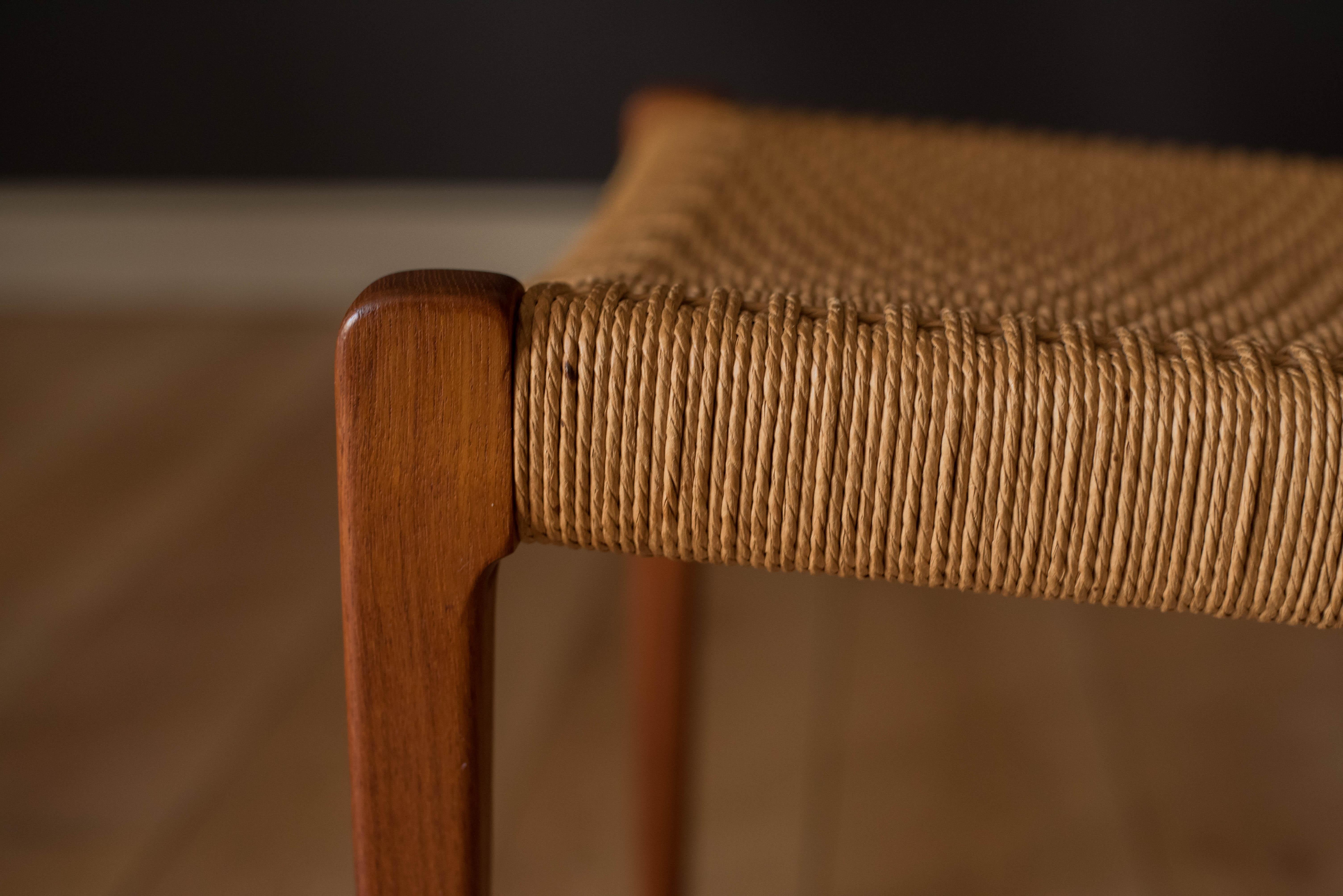 Ensemble de six chaises de salle à manger modernes danoises en teck et corde de papier Niels O. Moller 71 en vente 7