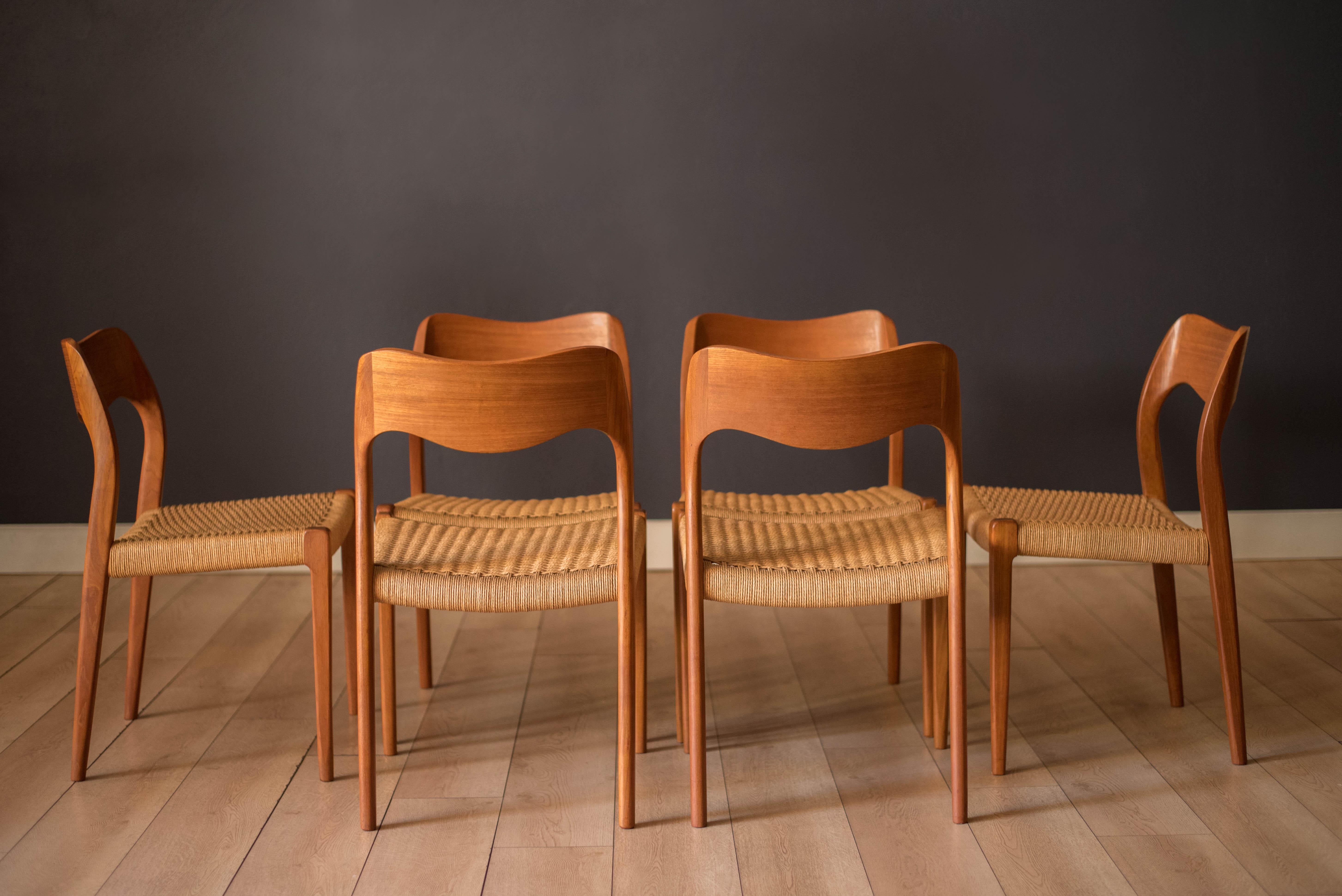 Chaises de salle à manger modernes du milieu du siècle modèle no. 71 conçue par Niels Otto Møller pour J.L. Møller Møbelfabrik, fabriqué au Danemark. Elle se caractérise par des cadres sculpturaux en bois de teck naturel et conserve les sièges en