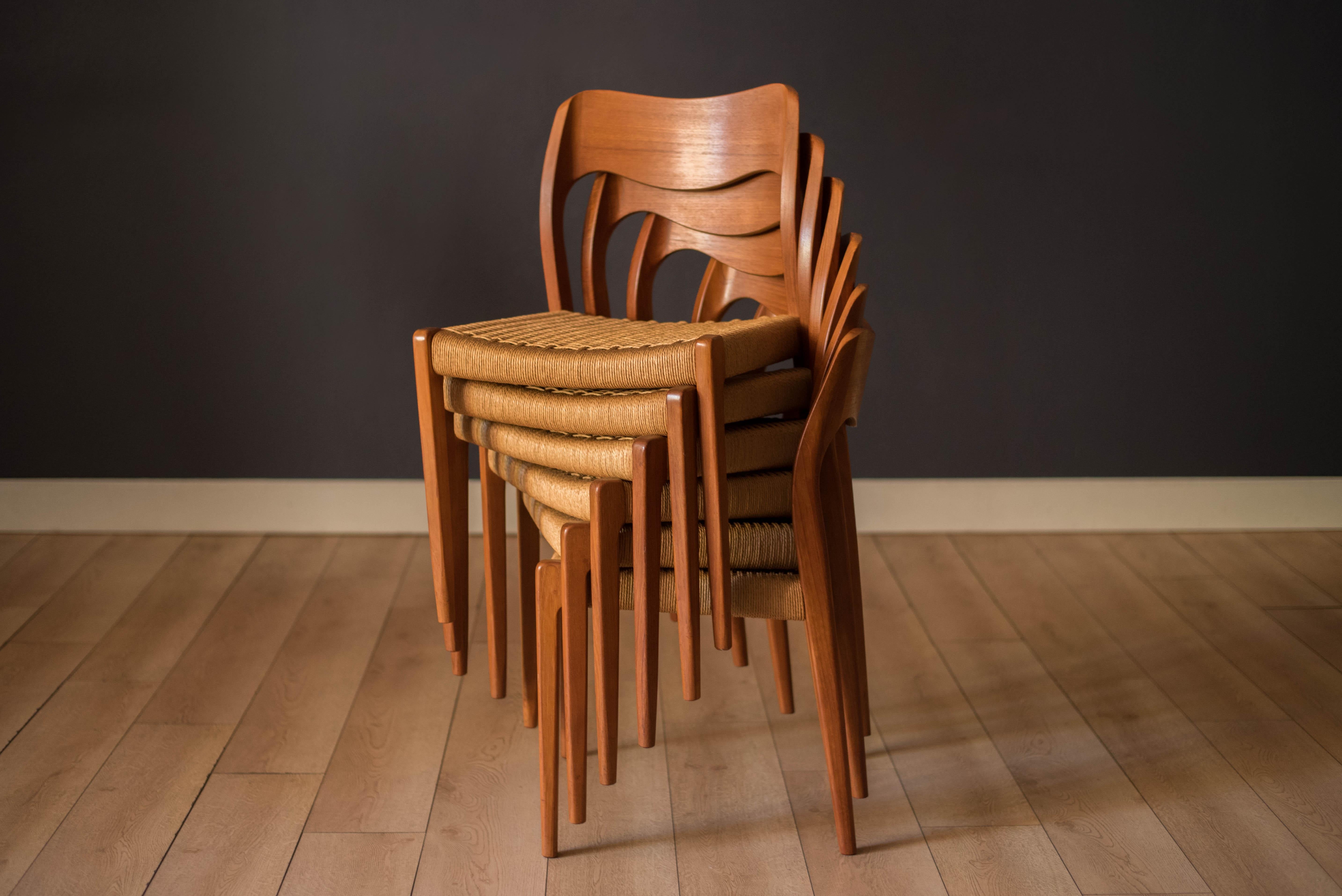 Scandinave moderne Ensemble de six chaises de salle à manger modernes danoises en teck et corde de papier Niels O. Moller 71 en vente