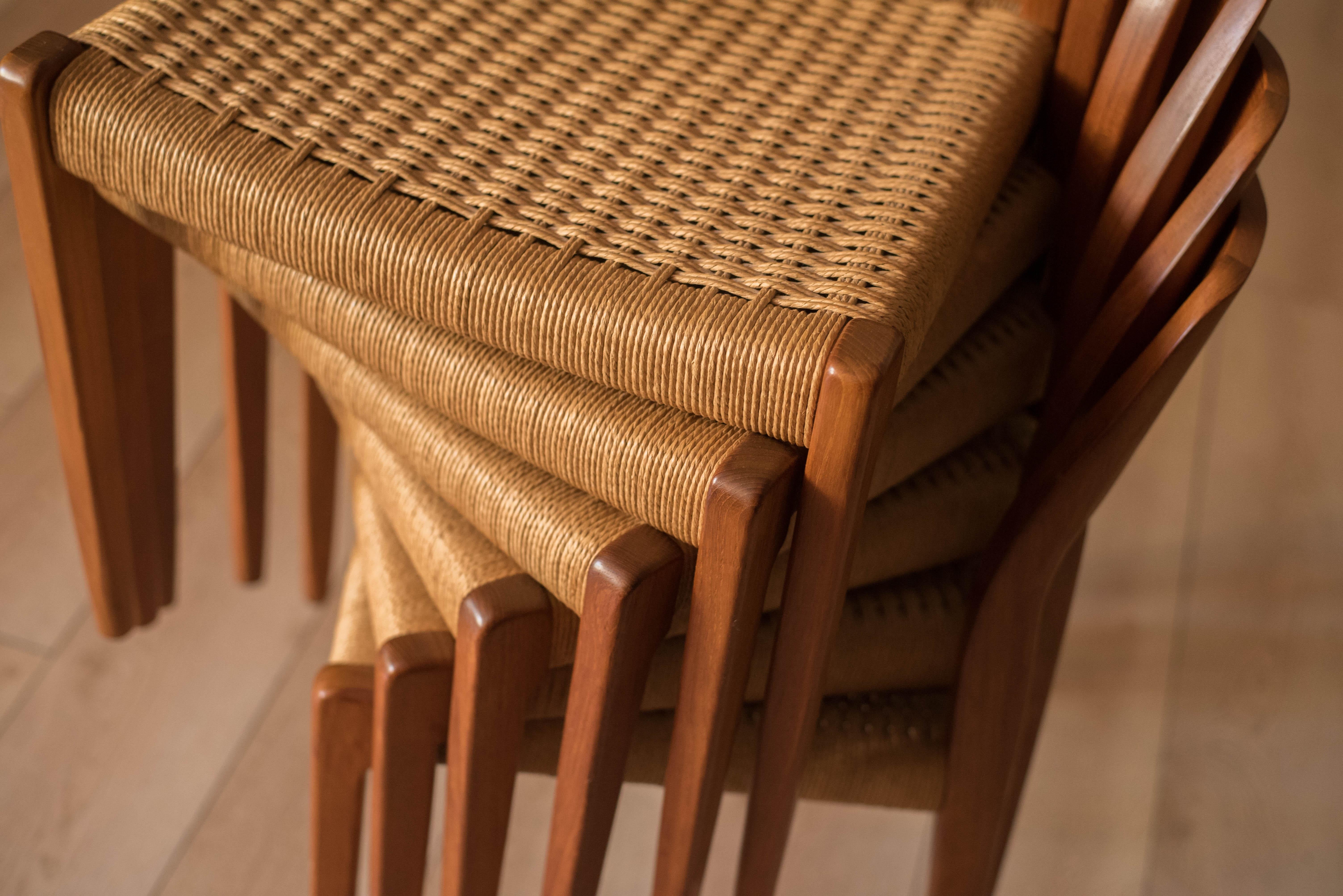 Danois Ensemble de six chaises de salle à manger modernes danoises en teck et corde de papier Niels O. Moller 71 en vente