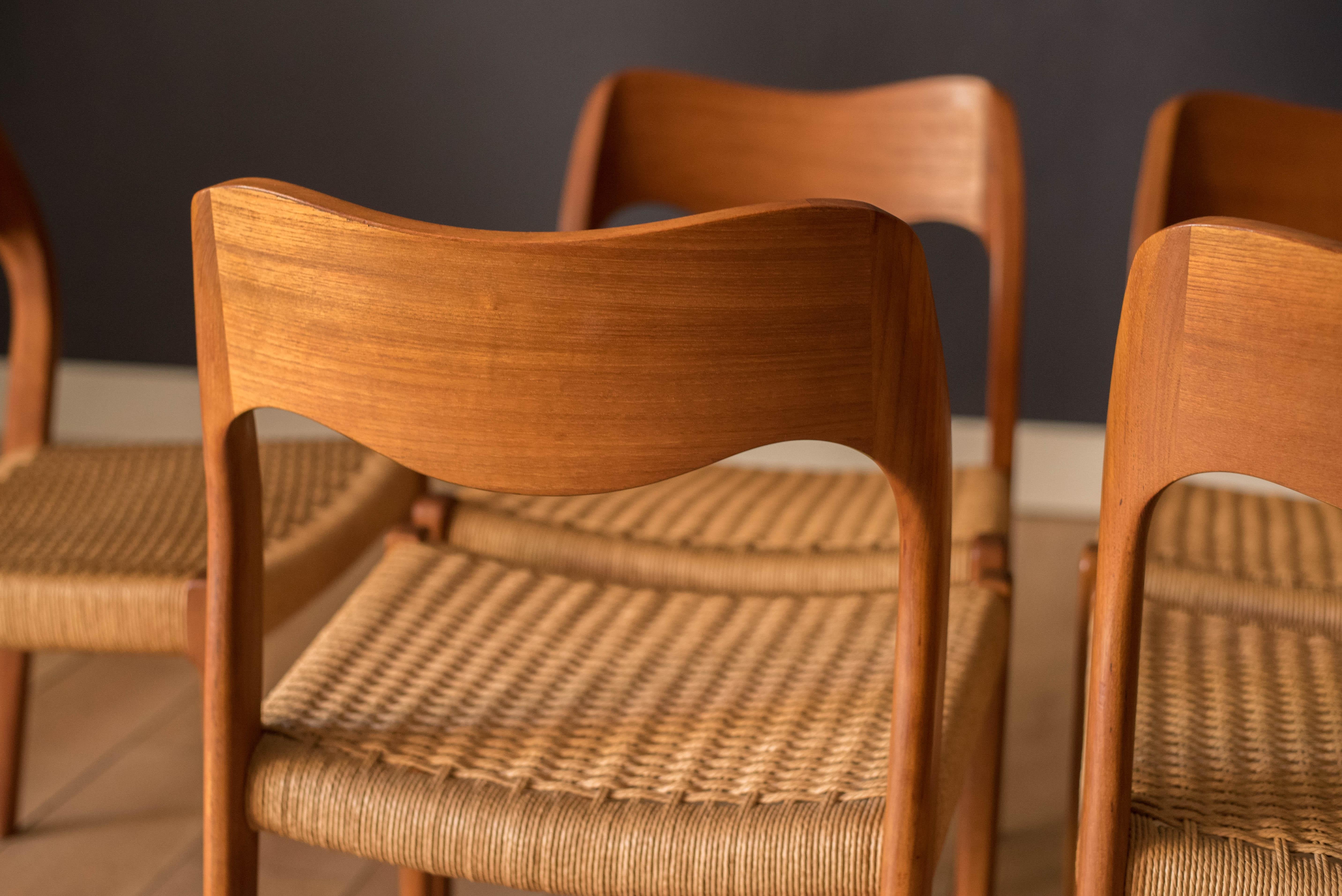 Milieu du XXe siècle Ensemble de six chaises de salle à manger modernes danoises en teck et corde de papier Niels O. Moller 71 en vente