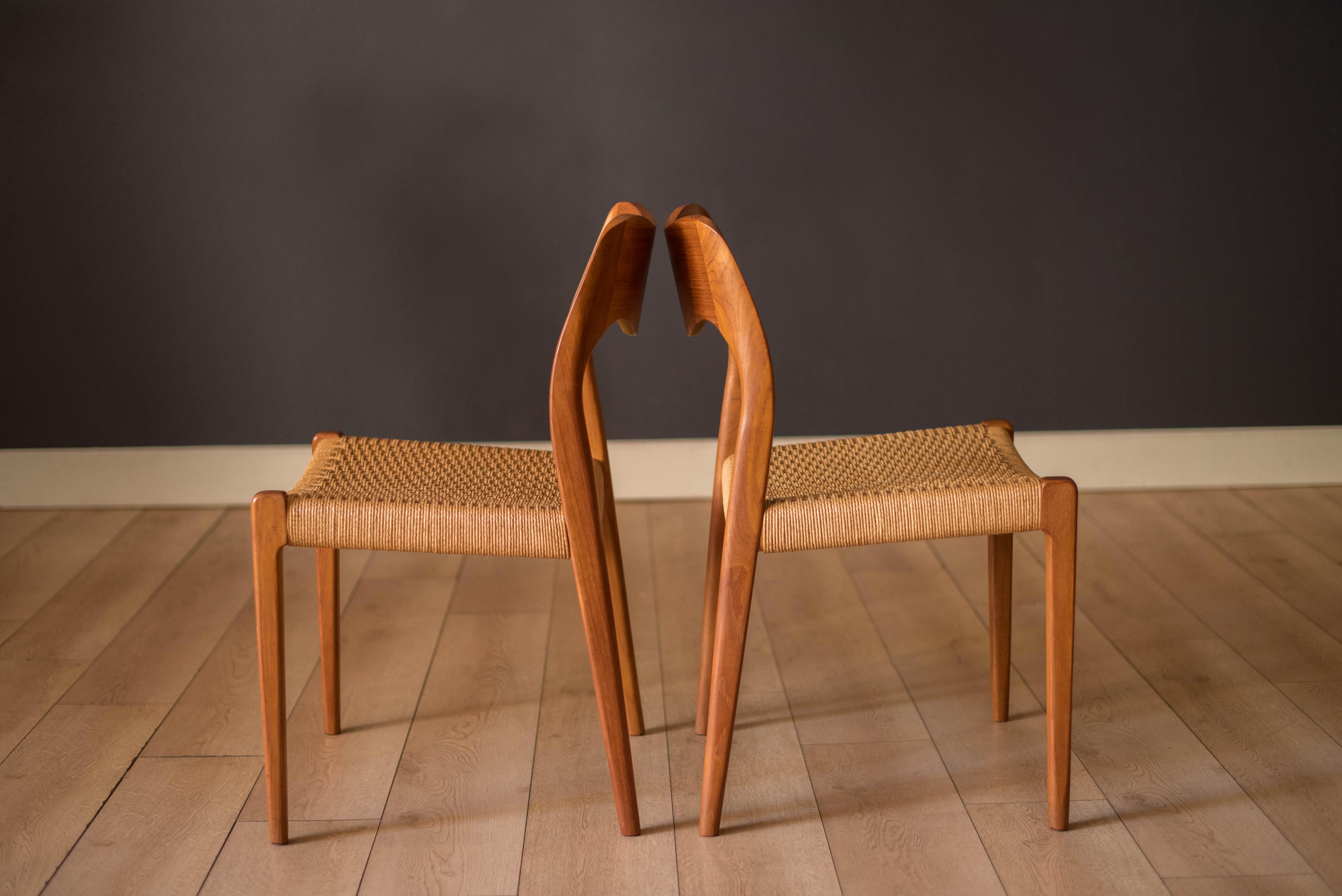 Corde en papier Ensemble de six chaises de salle à manger modernes danoises en teck et corde de papier Niels O. Moller 71 en vente