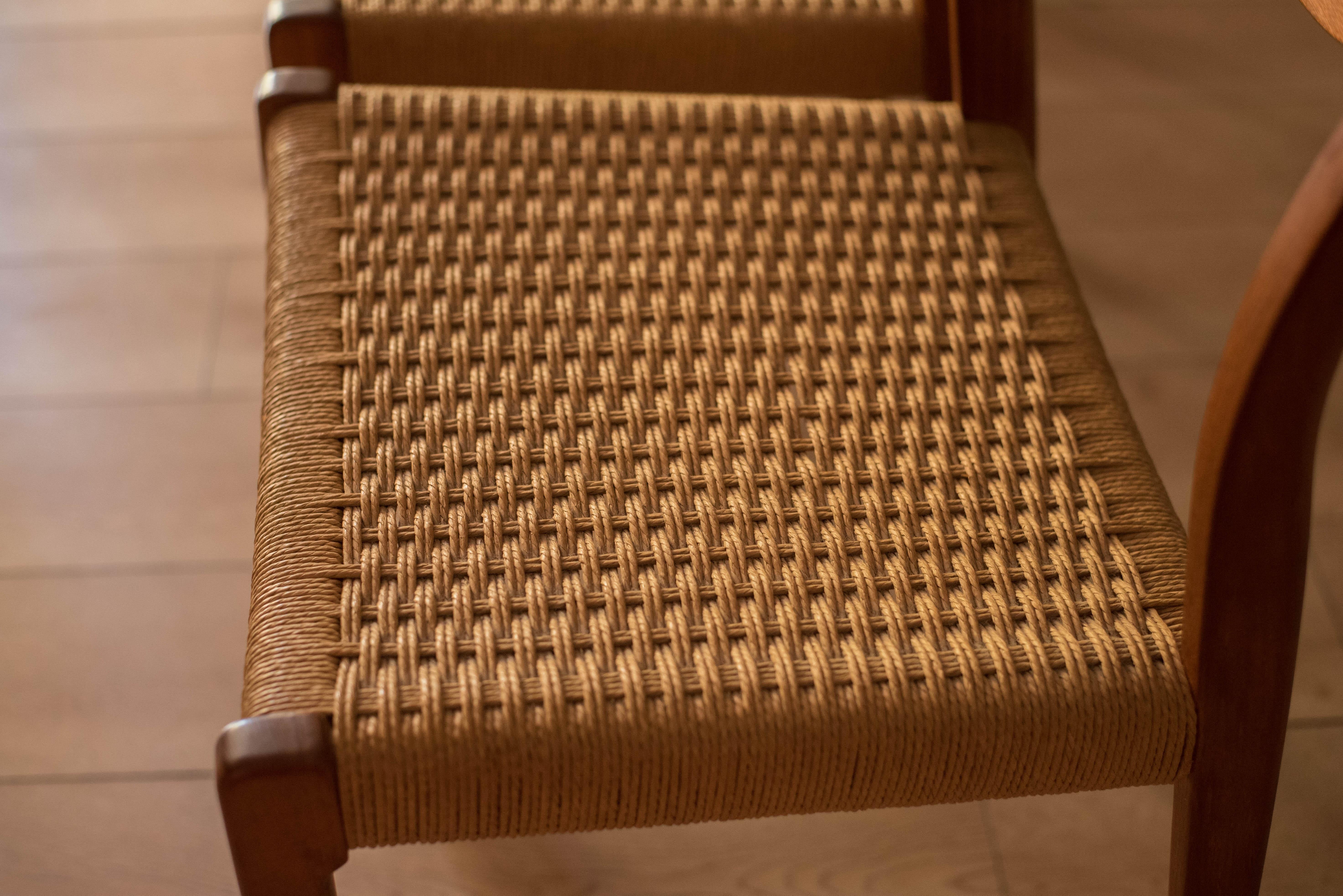 Ensemble de six chaises de salle à manger modernes danoises en teck et corde de papier Niels O. Moller 71 en vente 2