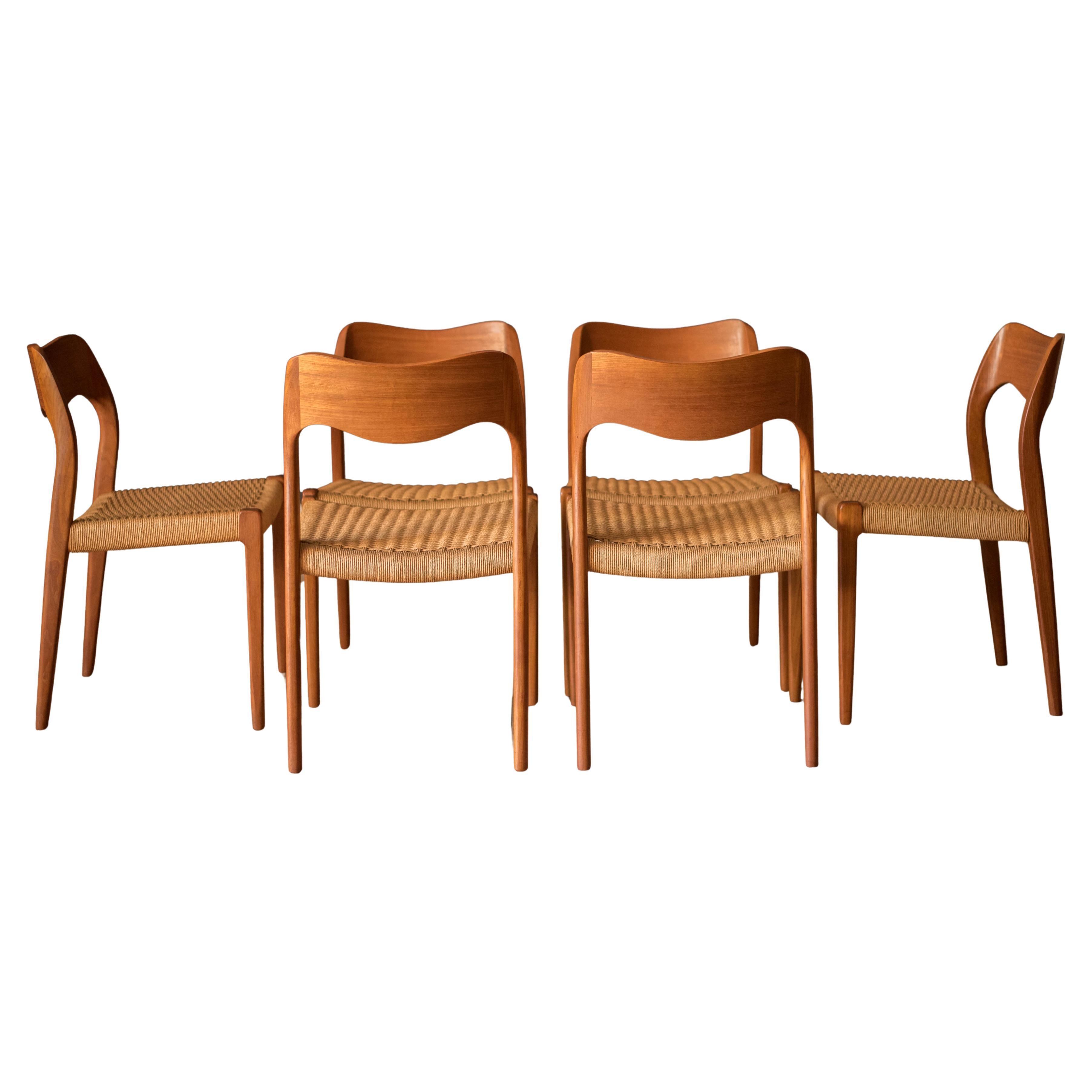 Ensemble de six chaises de salle à manger modernes danoises en teck et corde de papier Niels O. Moller 71 en vente