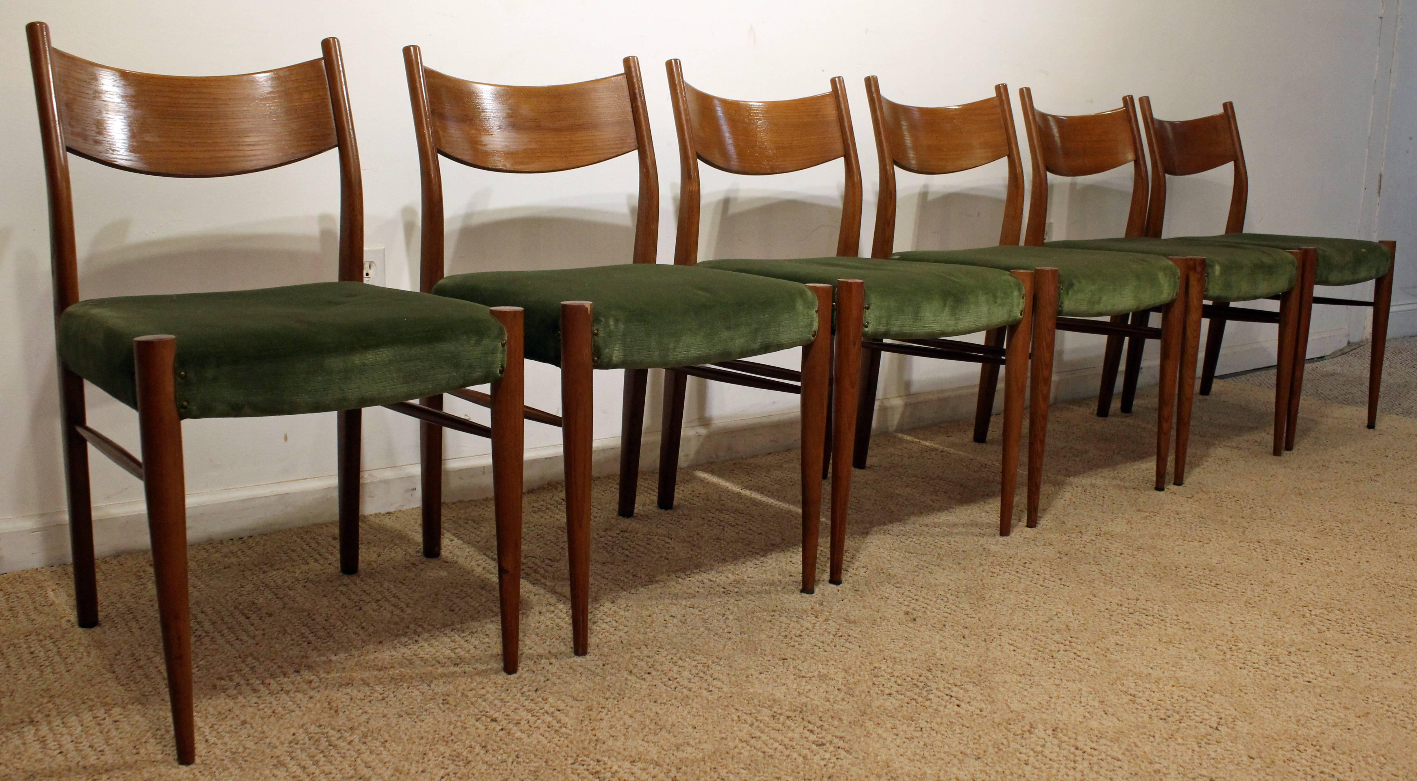 Offered is a set of six Danish modern dining chairs. This set includes six teak side chairs with green felt upholstery. They are unsigned.

Dimensions:
18.25