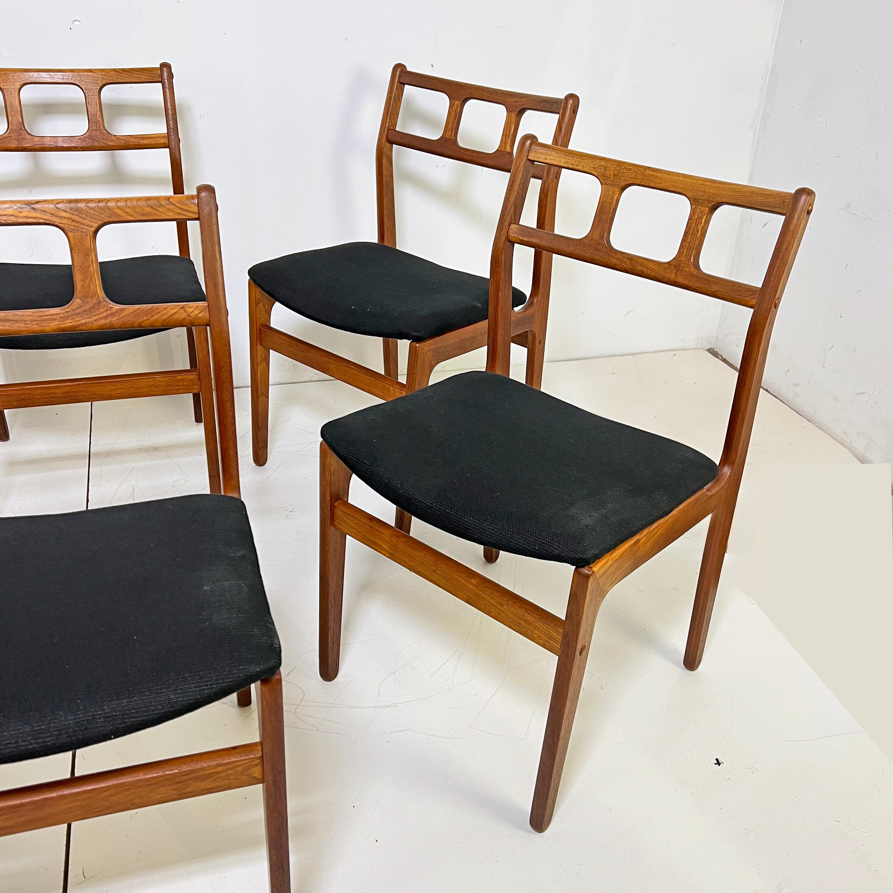 Scandinavo moderno Set di sei sedie da pranzo moderne danesi in teak di D-Scan, circa anni '70 in vendita