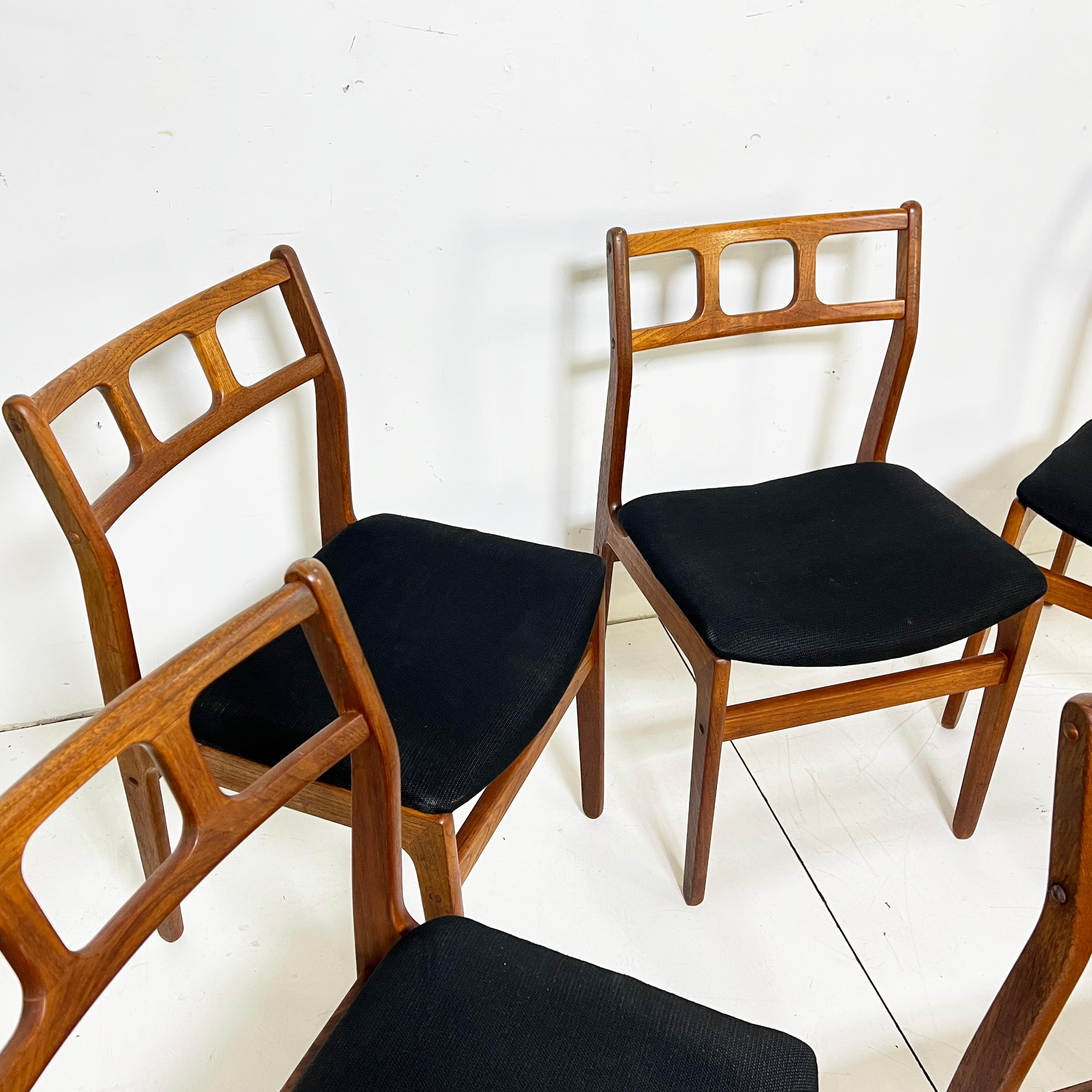 Set di sei sedie da pranzo moderne danesi in teak di D-Scan, circa anni '70 In condizioni buone in vendita a Peabody, MA