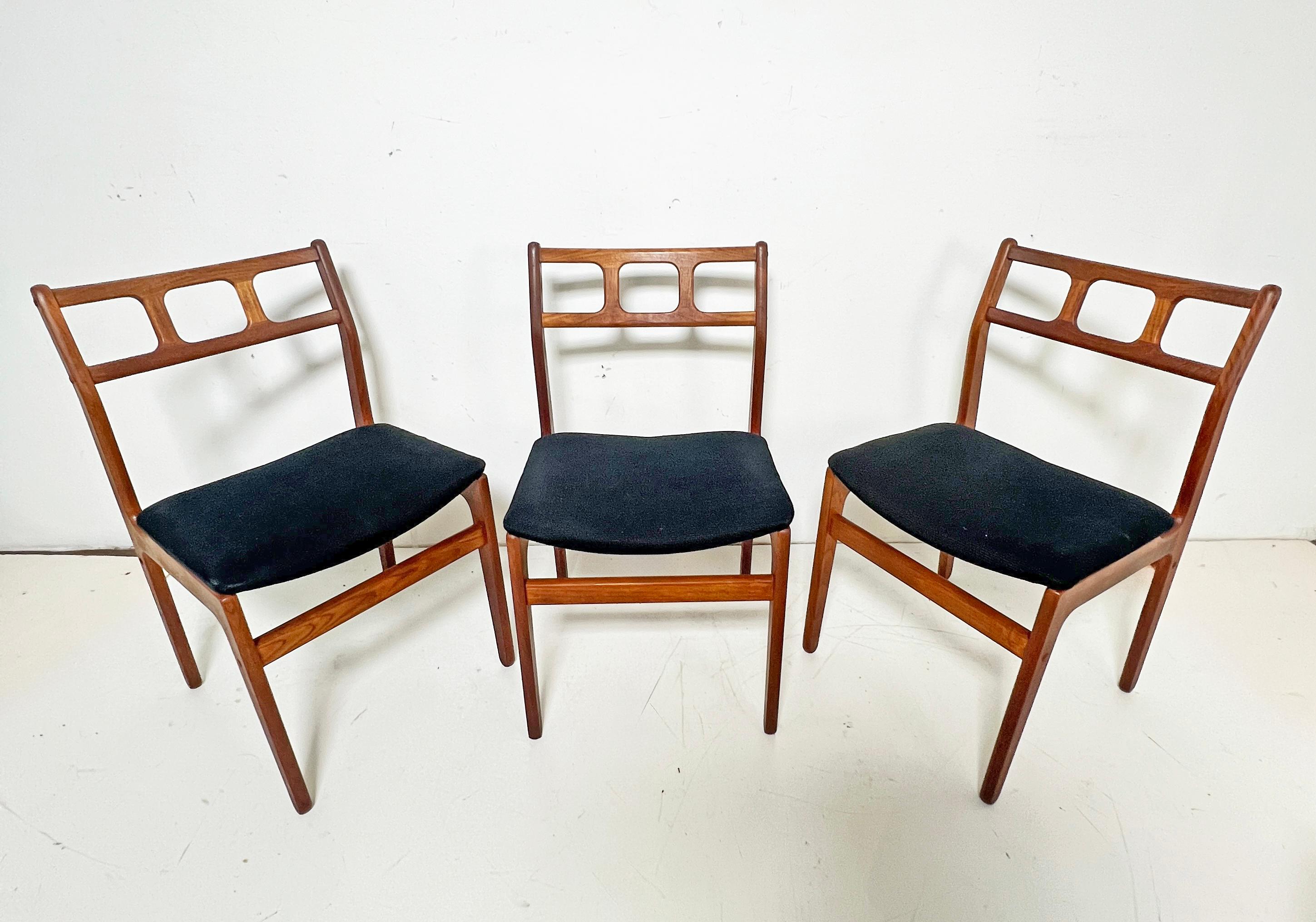 Fine XX secolo Set di sei sedie da pranzo moderne danesi in teak di D-Scan, circa anni '70 in vendita