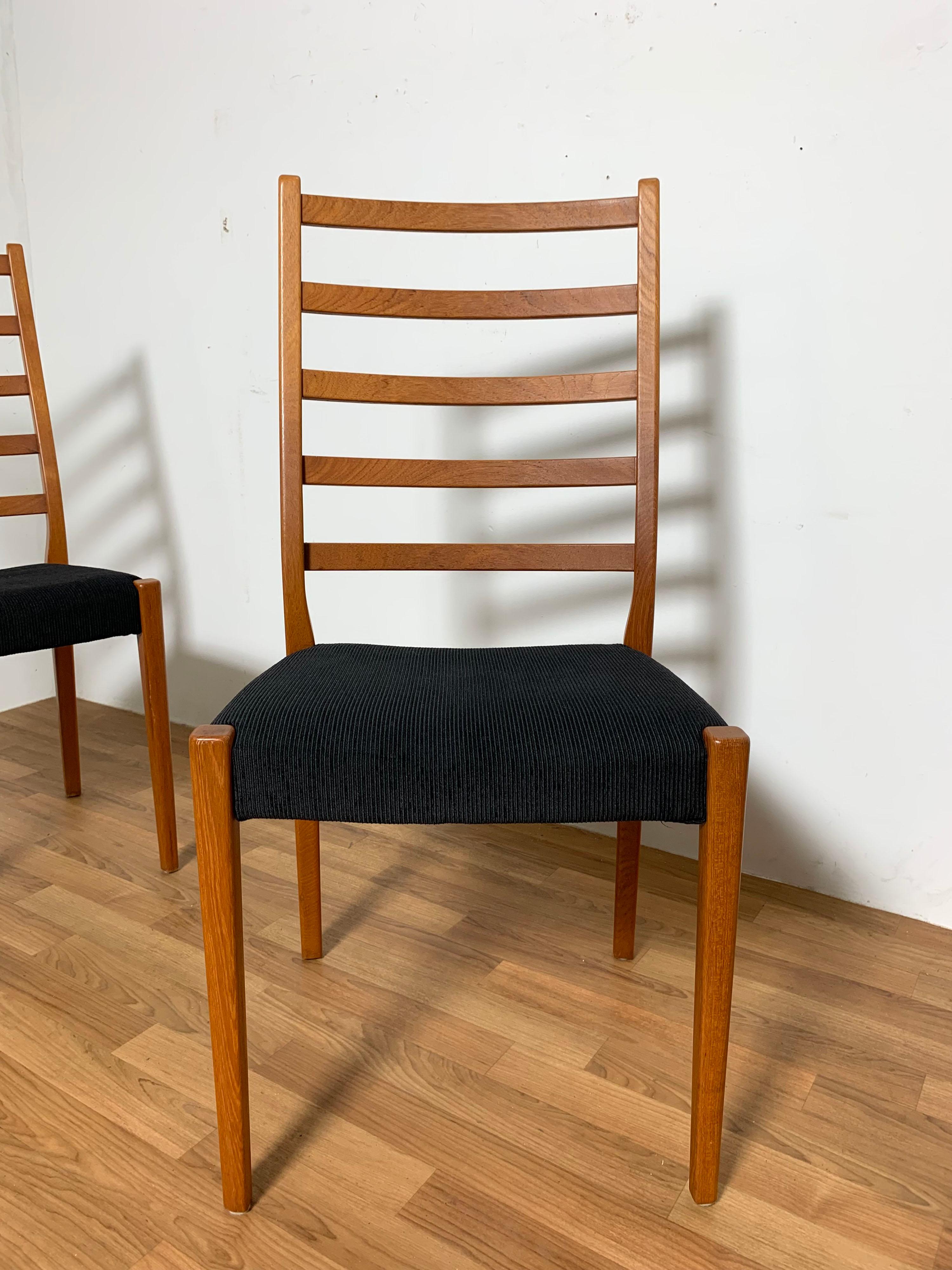Set of six elegant teak ladder back dining chairs by Svegards of Markaryd, made in Sweden, circa 1970s.