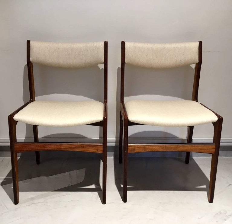 Set of six Danish dining chairs from circa 1980s. Padded seat and back newly upholstered. Frame veneered with hardwood. Few dents and scratches on frame, pictured.
In the style of model 49 chair by Erik Buch.
