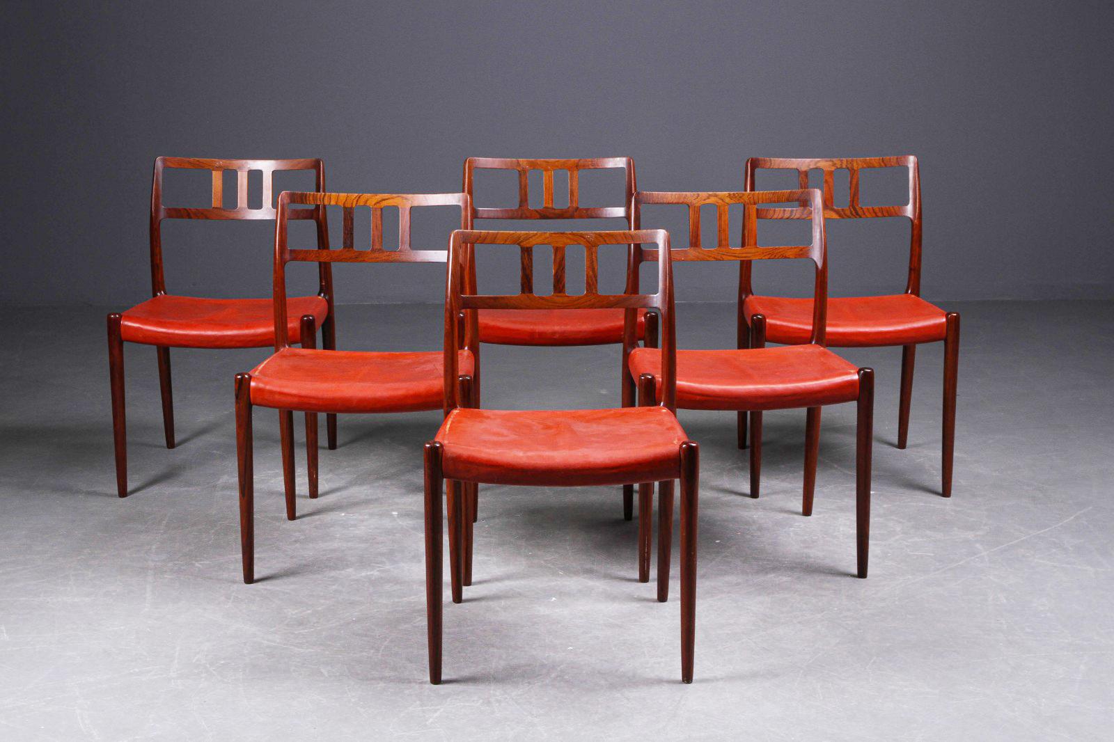 Rarissimo set di 6 sedie da pranzo modello 79 disegnato nel 1966 da Niels O. Møller e prodotto da J.L. Møllers Møbelfabrik in Danimarca.
La struttura è in legno massiccio con un rivestimento in pelle, che può essere cambiato gratuitamente con un