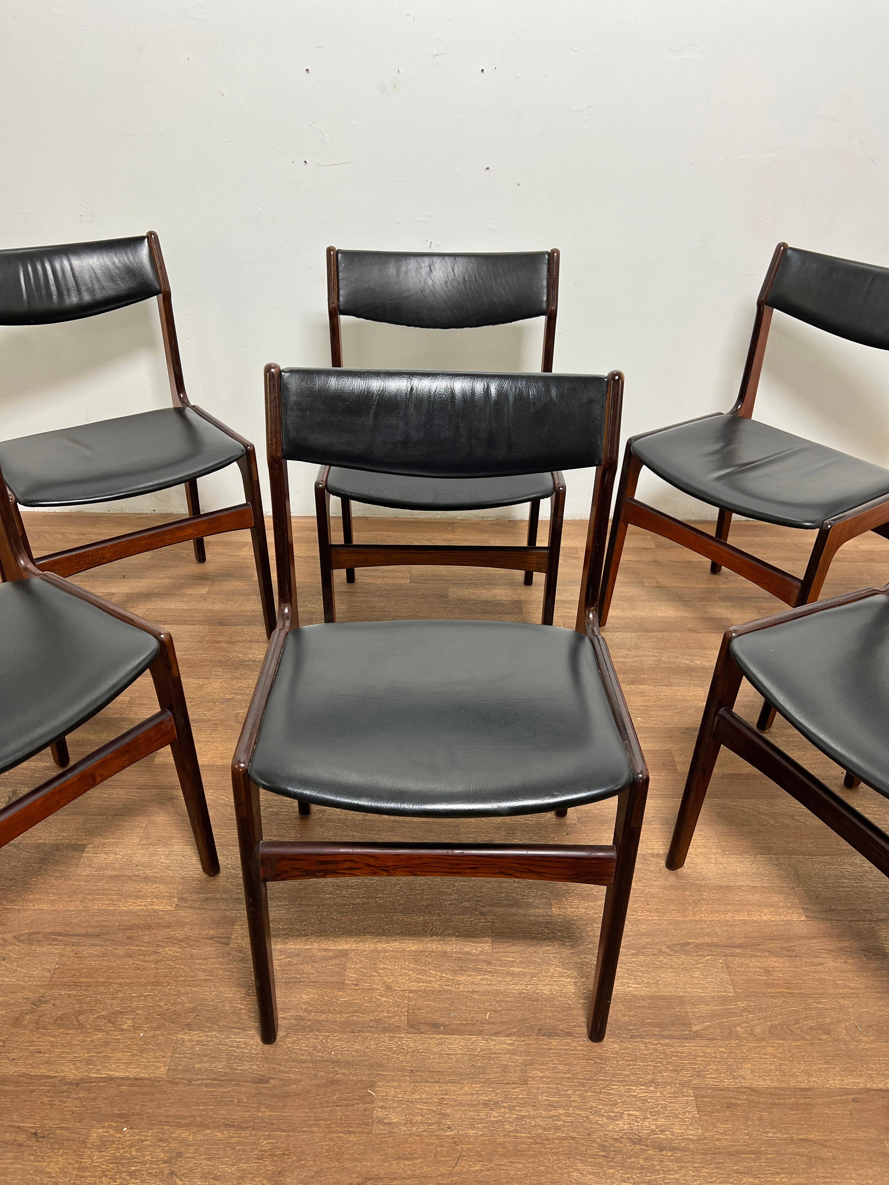 Set of six Danish dining chairs in rosewood with original leather upholstery designed by Erik Buch for Oddense Maskinsnedkeri, circa 1960s.