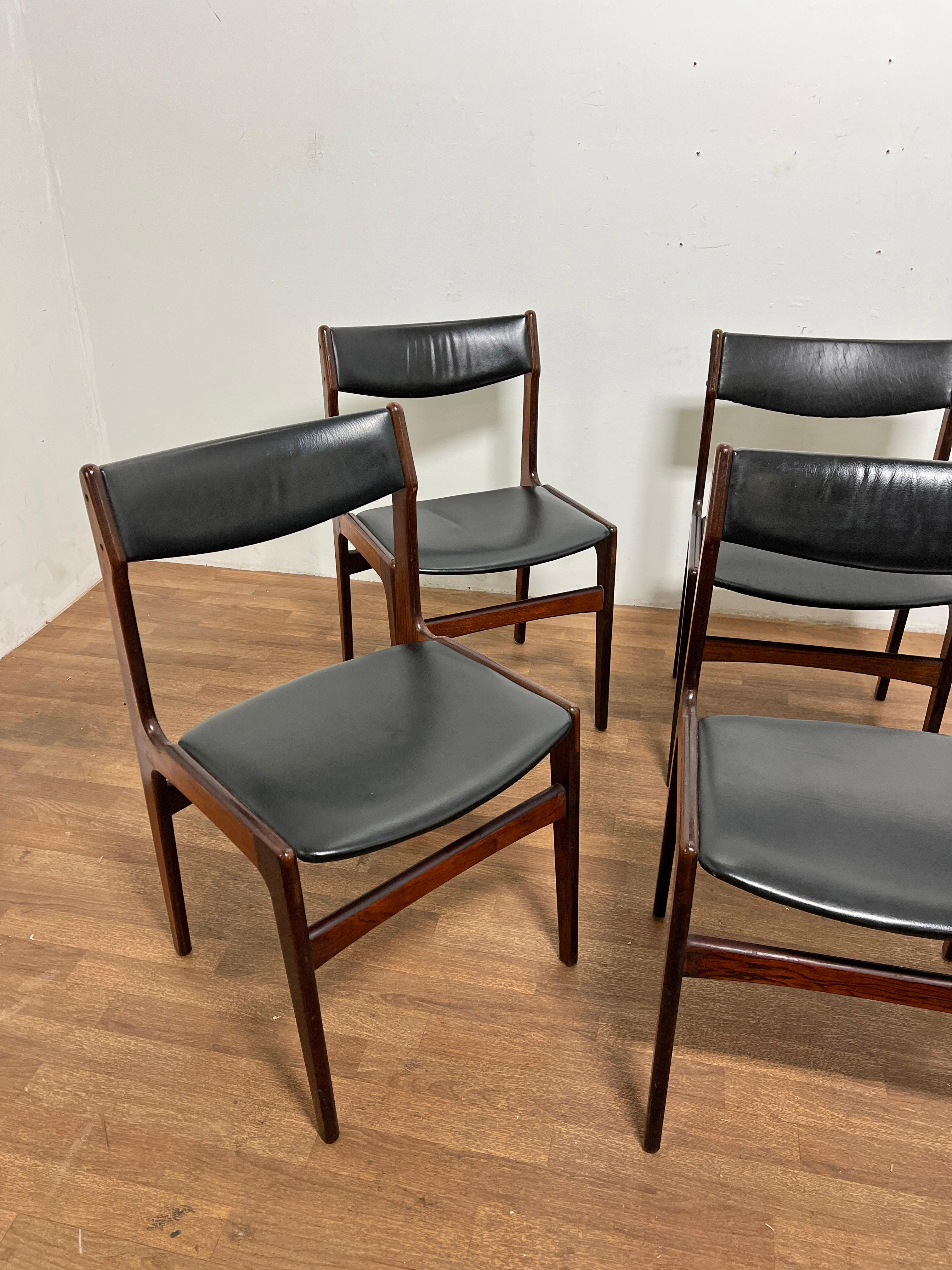 Danois Ensemble de six chaises de salle à manger danoises Erik Buch en bois de rose et cuir, vers les années 1960 en vente