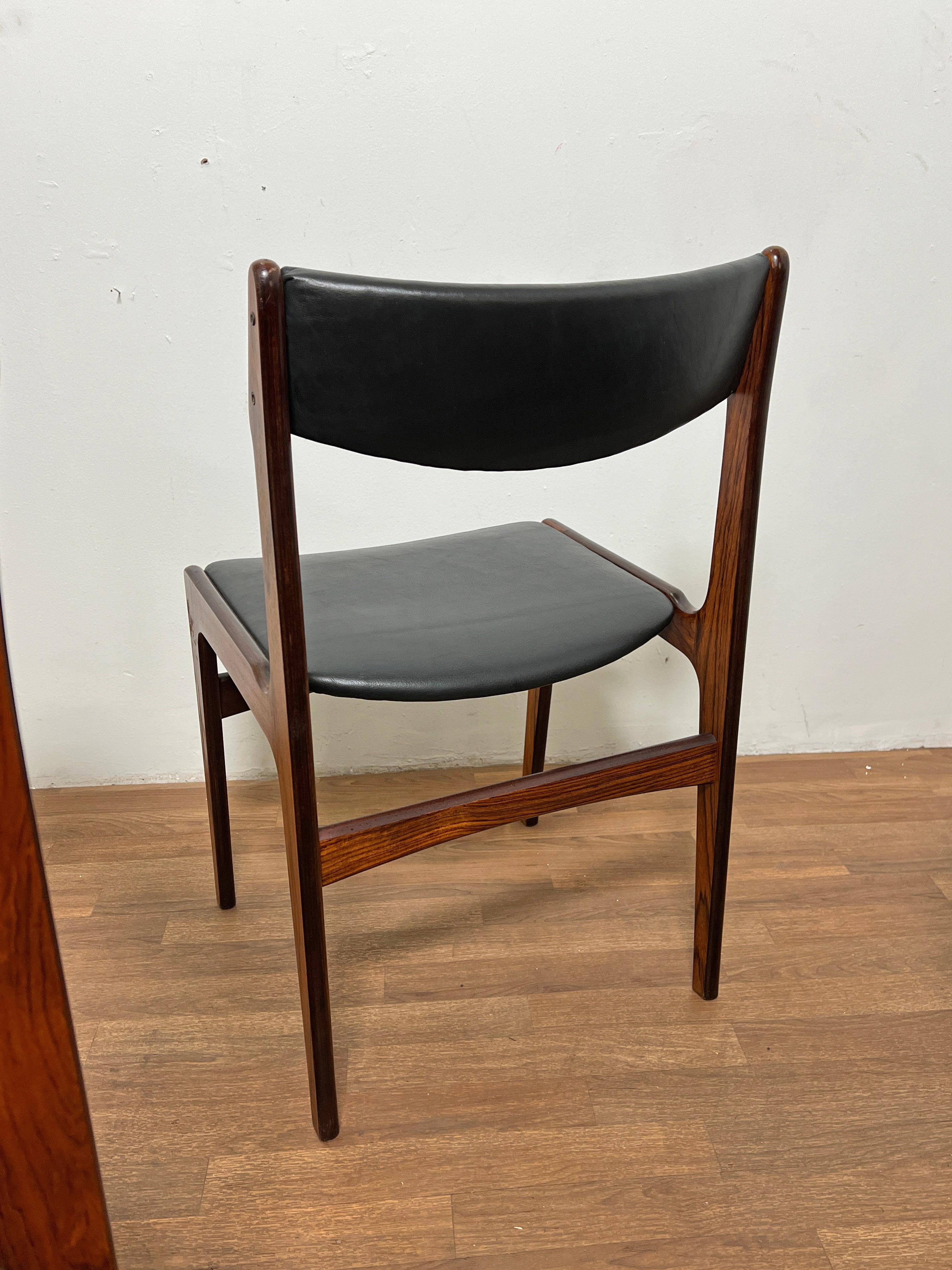 Milieu du XXe siècle Ensemble de six chaises de salle à manger danoises Erik Buch en bois de rose et cuir, vers les années 1960 en vente