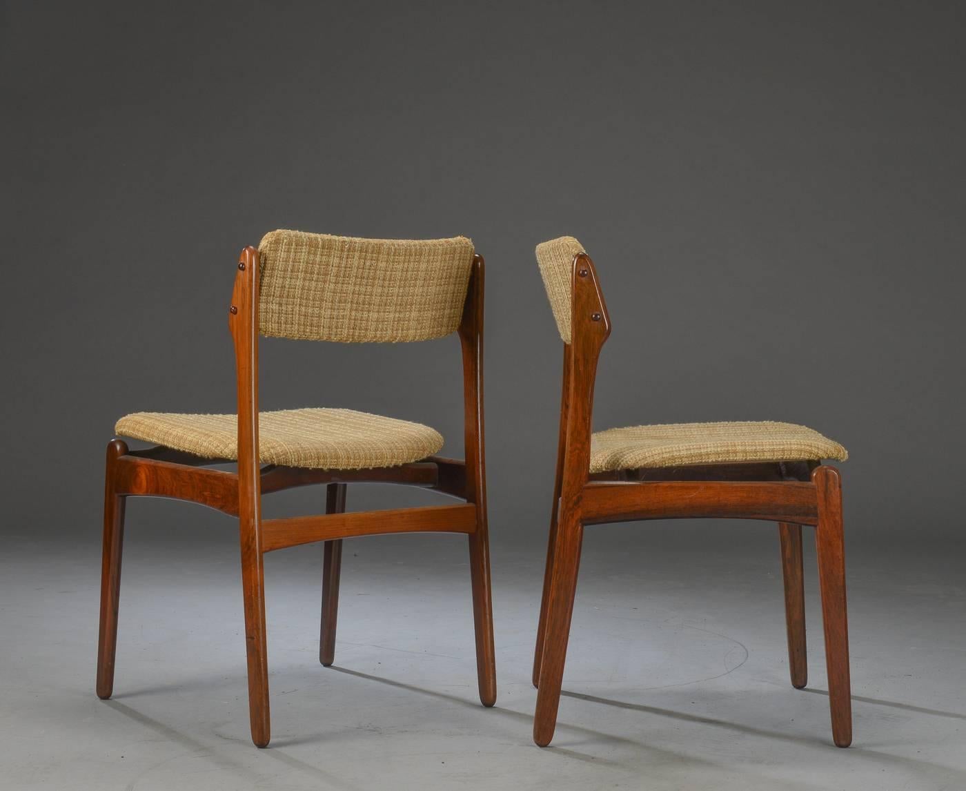 Ensemble de six chaises de salle à manger danoises en placage de bois de rose de la fin des années 1970, par Erik Buck modèle 49.
Siège et dossier rembourrés. 
Prix 