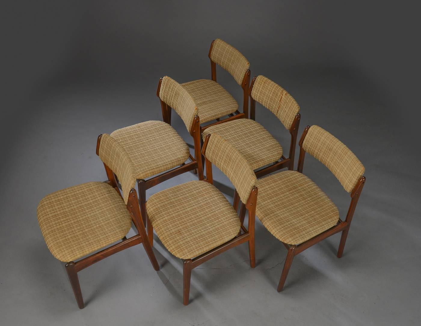 Scandinave moderne Ensemble de six chaises de salle à manger danoises en bois de rose par Erik Buch en vente