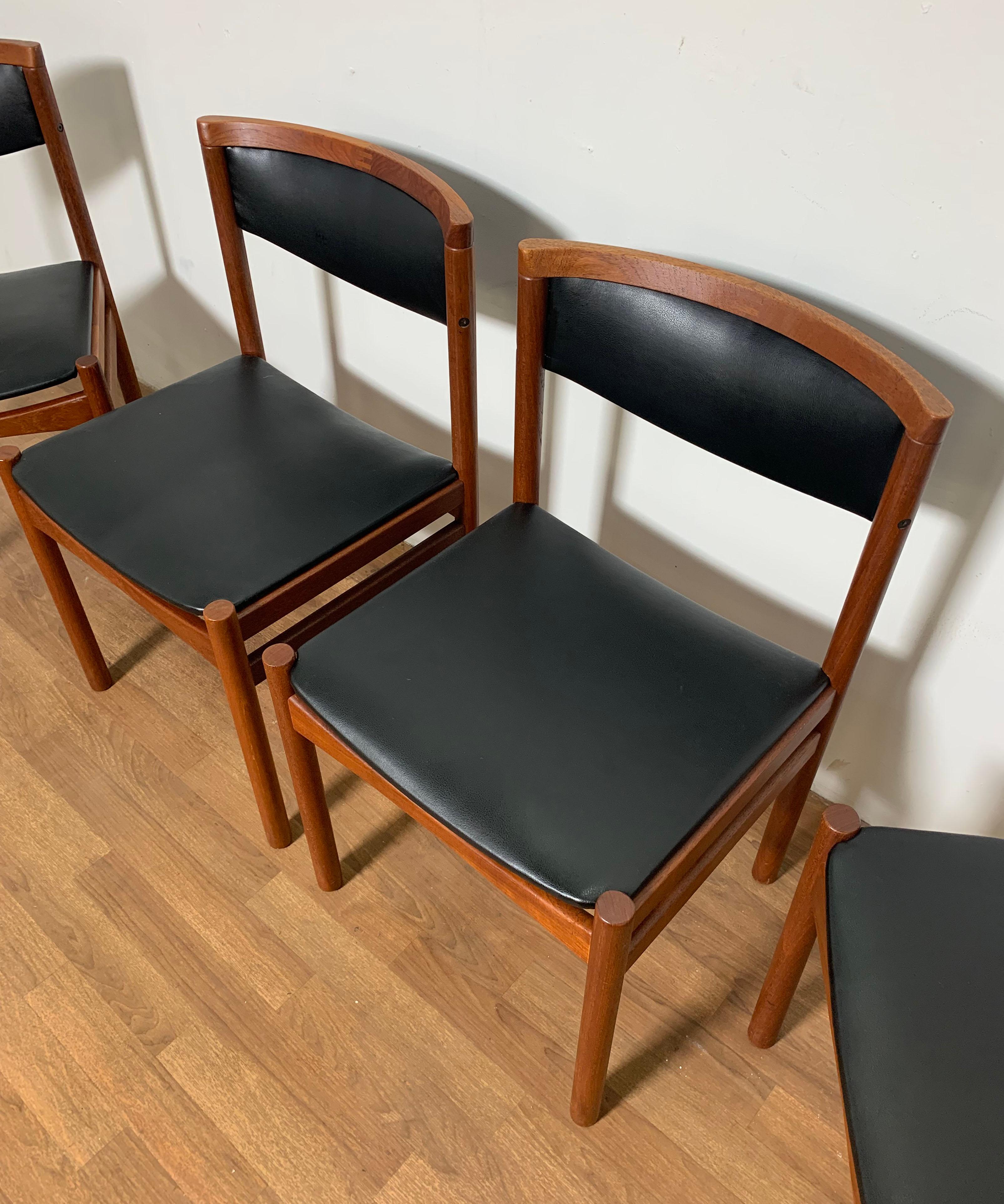 Ensemble de six chaises de salle à manger en teck (deux avec accoudoirs et quatre latérales) par SAX (Saxkjobing Savvaerk Stolefabrik), fabriquées au Danemark, vers les années 1960. 

Les fauteuils mesurent 20,75